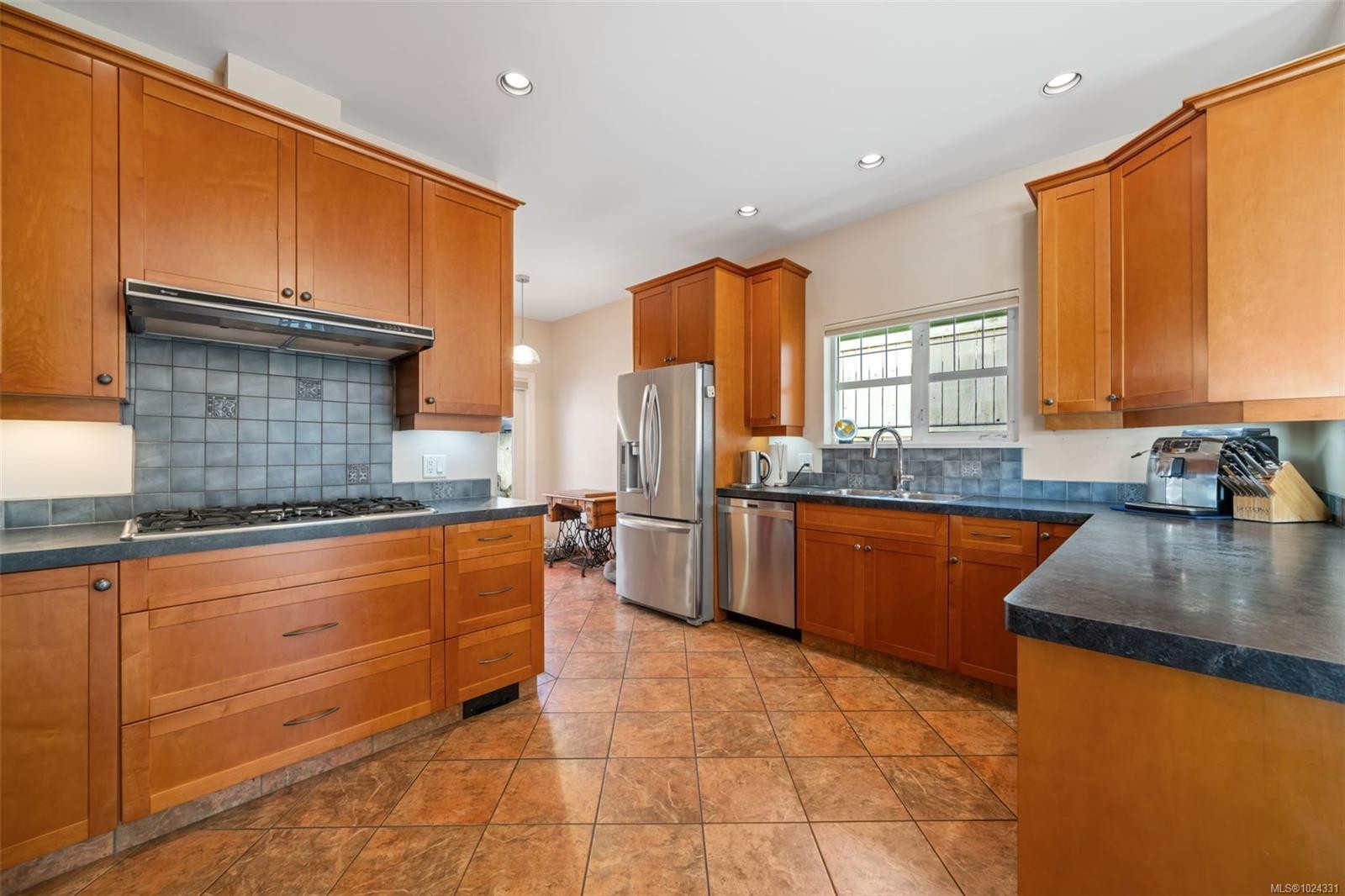 1286 Ocean View Dr, Saanich, BC