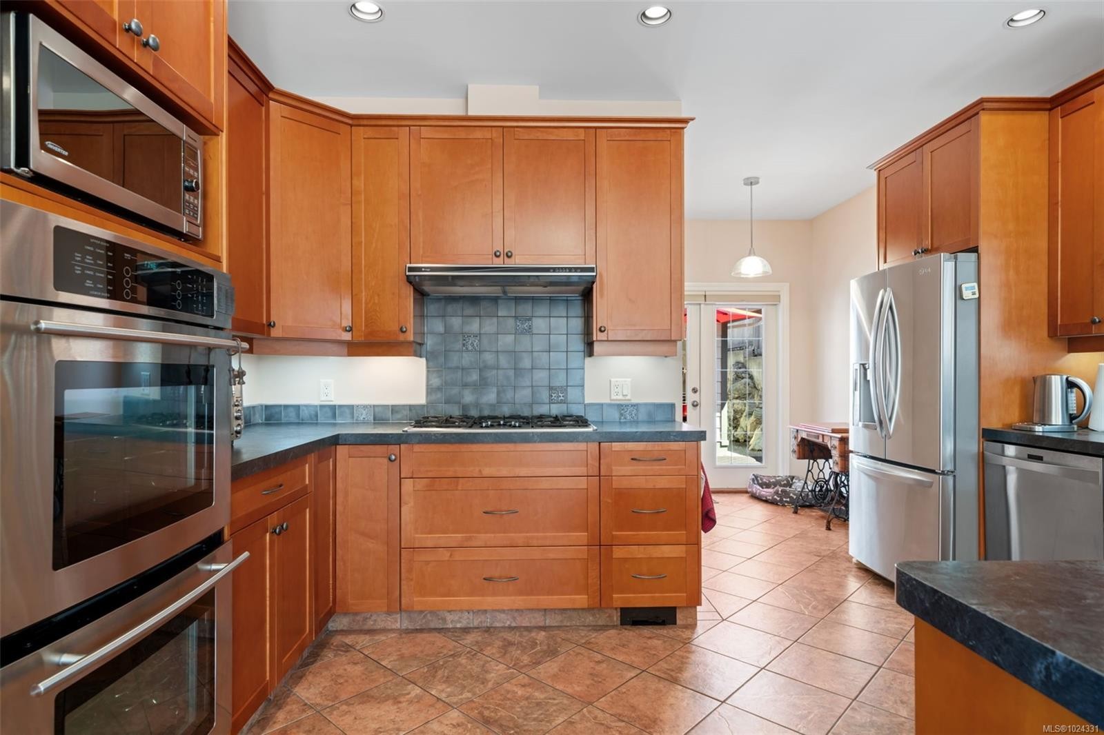 1286 Ocean View Dr, Saanich, BC