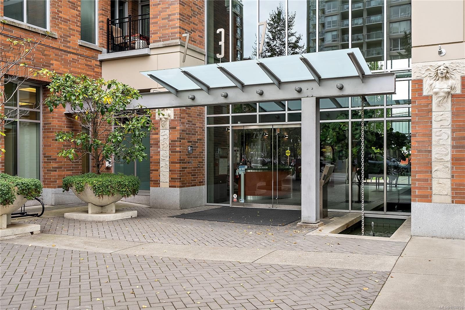 S204-737 Humboldt St, Victoria, BC - Outdoor