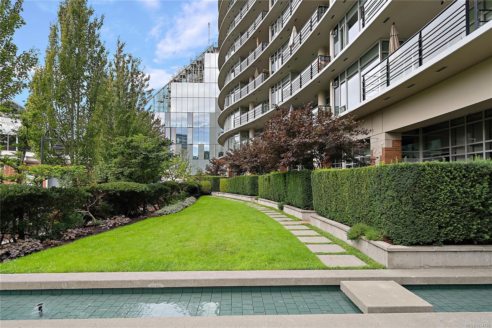 S204-737 Humboldt St, Victoria, BC - Outdoor