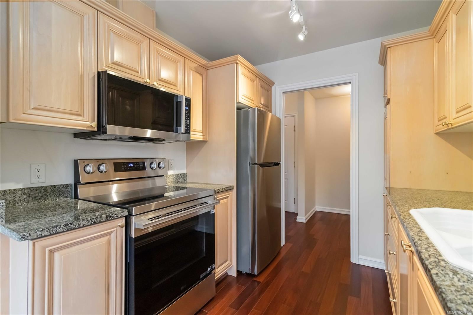 203-165 Kimta Rd, Victoria, BC - Indoor Photo Showing Kitchen