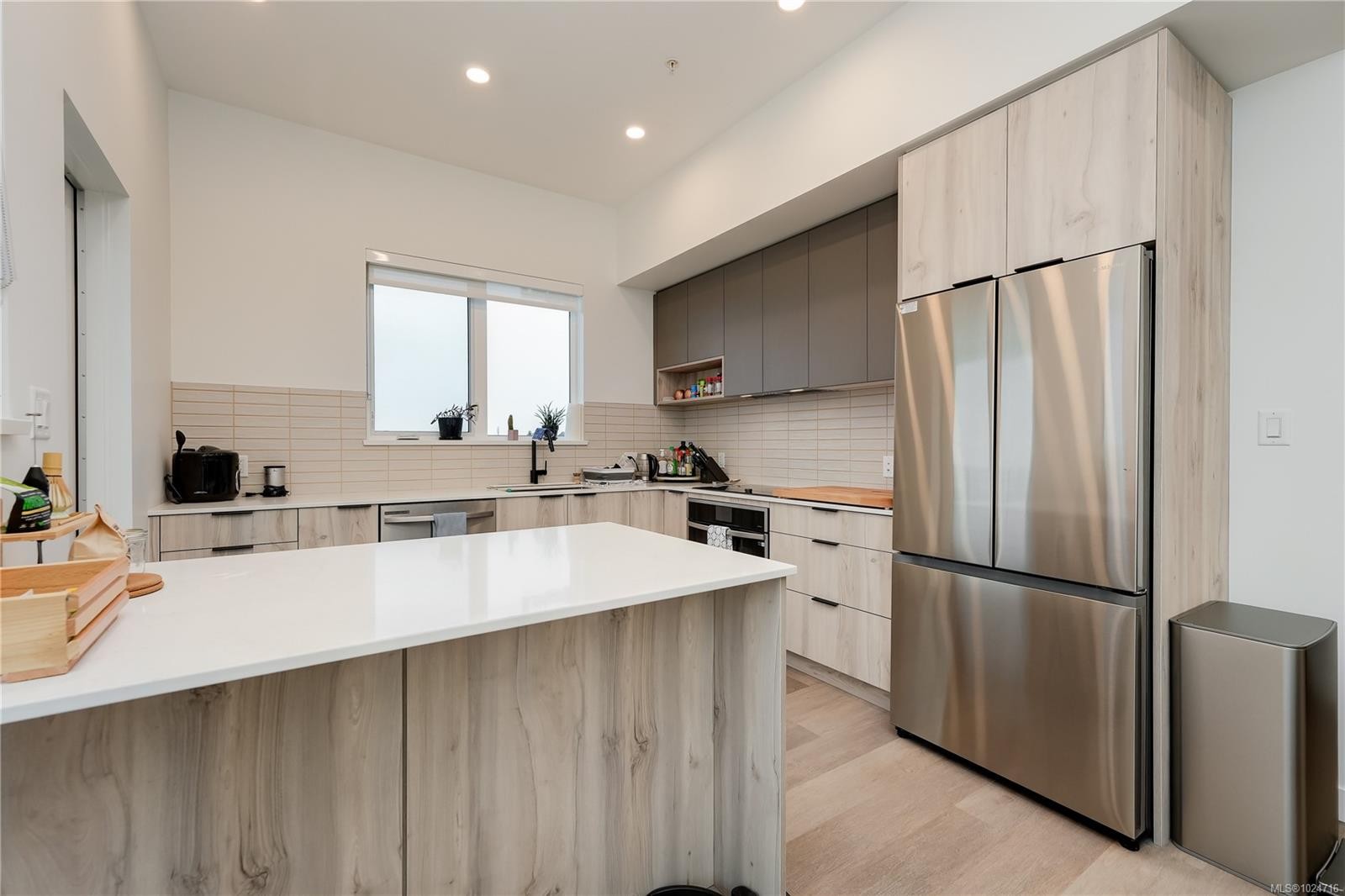 413-3564B Ryder Hesjedal Way, Colwood, BC - Indoor Photo Showing Kitchen With Stainless Steel Kitchen With Upgraded Kitchen