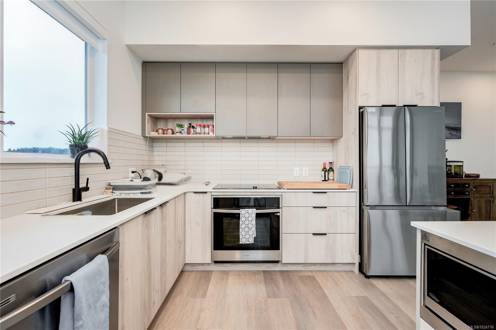 413-3564B Ryder Hesjedal Way, Colwood, BC - Indoor Photo Showing Kitchen With Stainless Steel Kitchen With Upgraded Kitchen