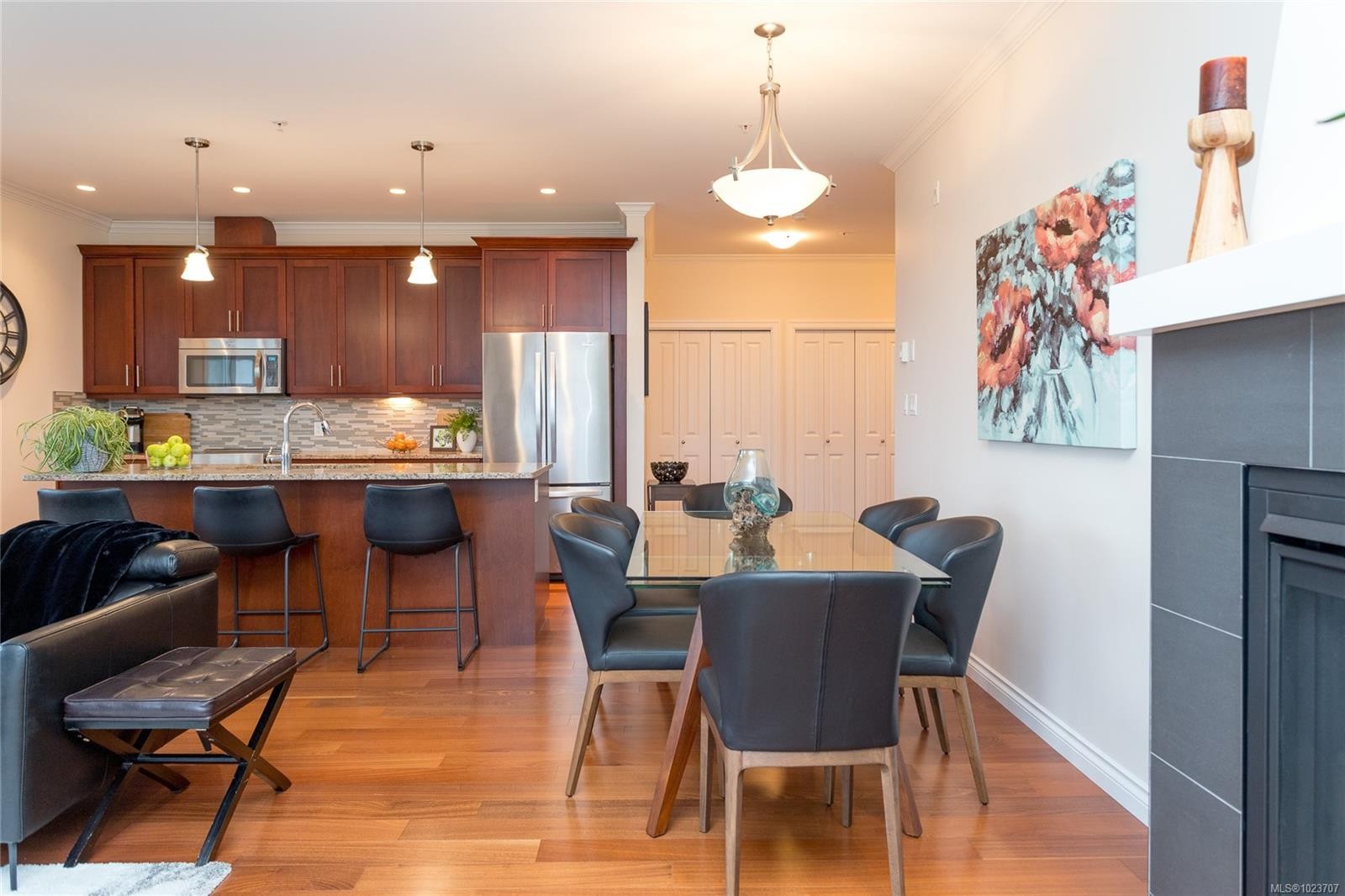 402-2409 Bevan Ave, Sidney, BC - Indoor