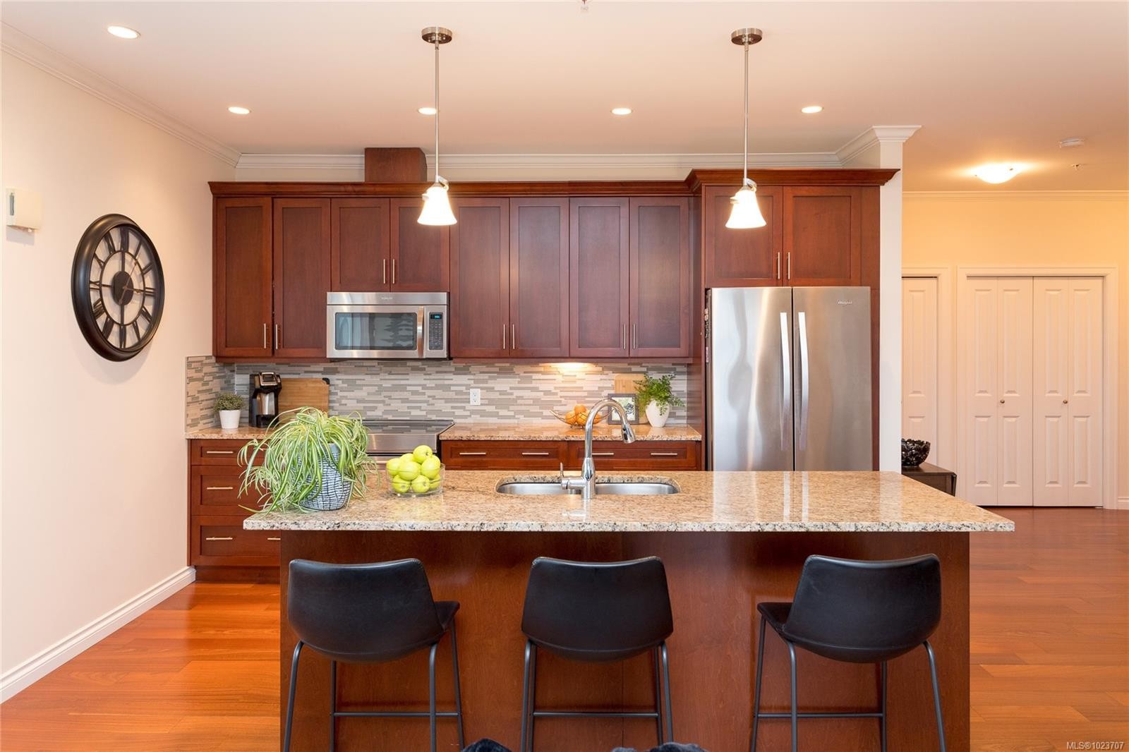 402-2409 Bevan Ave, Sidney, BC - Indoor Photo Showing Kitchen With Double Sink With Upgraded Kitchen