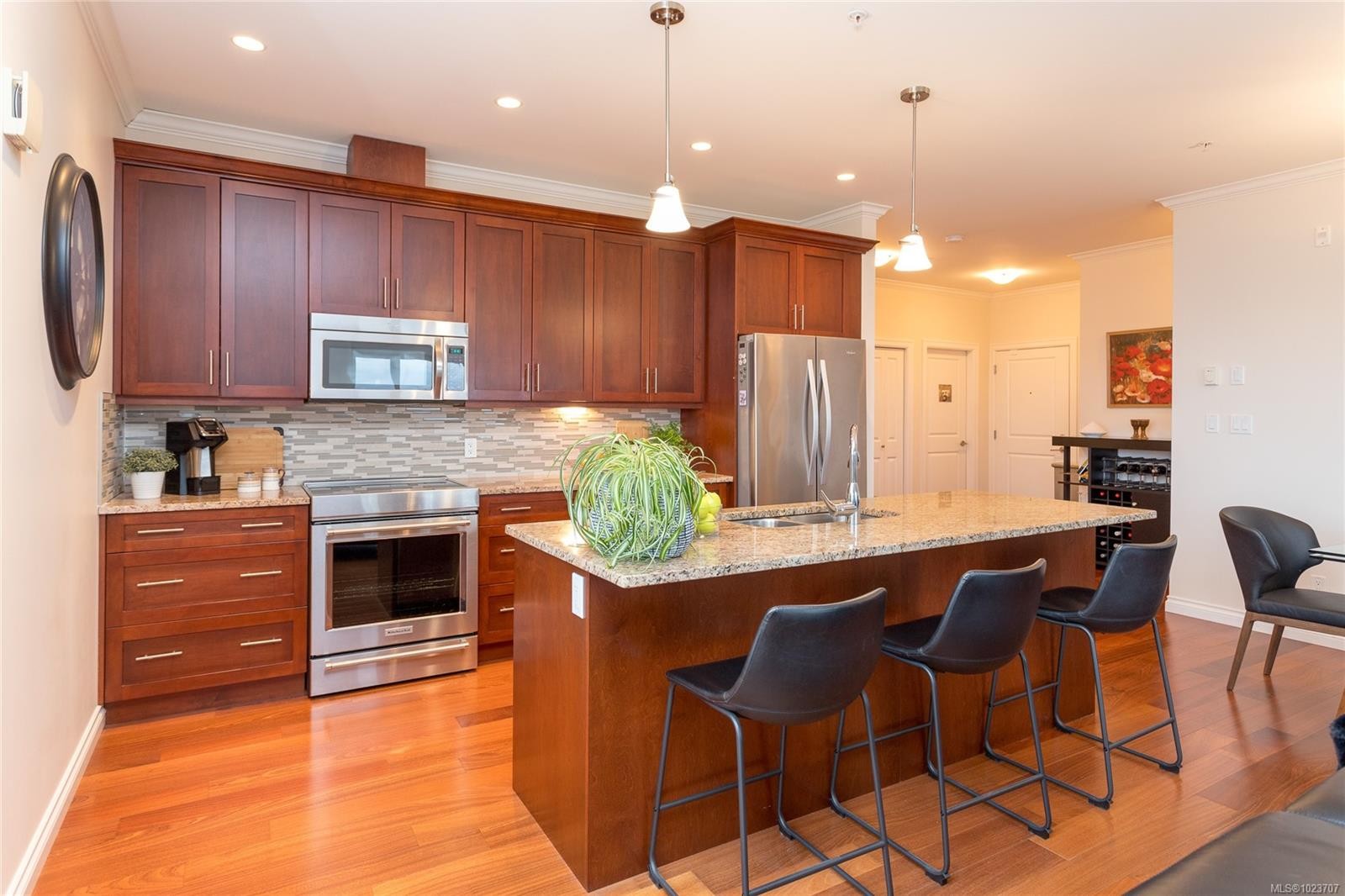402-2409 Bevan Ave, Sidney, BC - Indoor Photo Showing Kitchen With Upgraded Kitchen