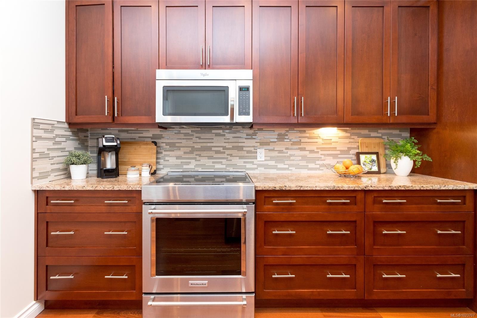 402-2409 Bevan Ave, Sidney, BC - Indoor Photo Showing Kitchen