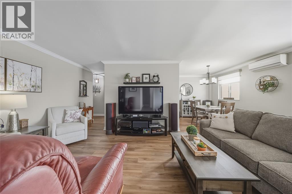 10 Derby Lane Unit# 401, Sarnia, ON - Indoor Photo Showing Living Room
