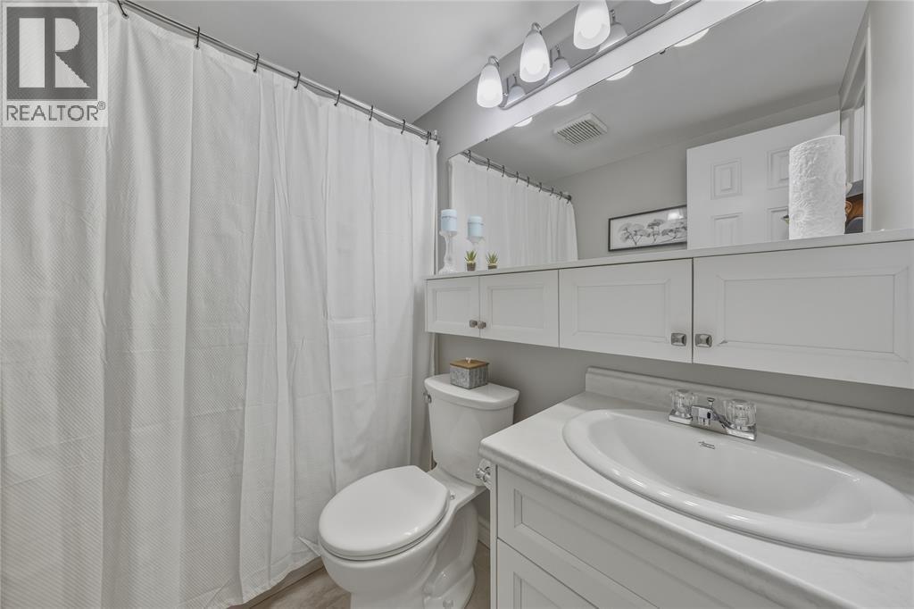 10 Derby Lane Unit# 401, Sarnia, ON - Indoor Photo Showing Bathroom