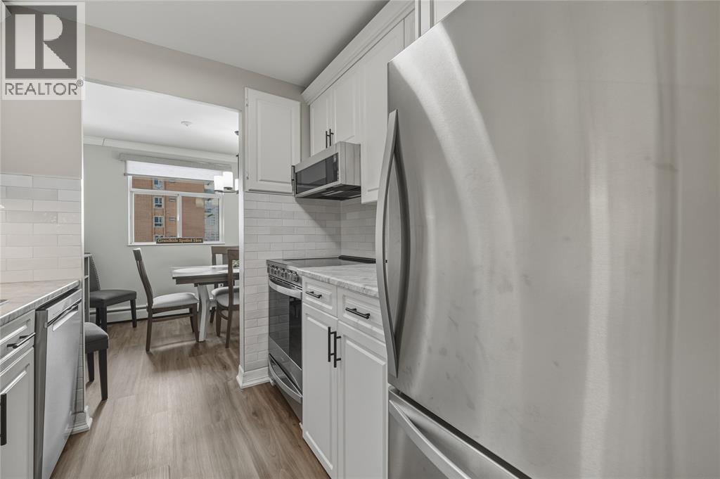 10 Derby Lane Unit# 401, Sarnia, ON - Indoor Photo Showing Kitchen With Upgraded Kitchen