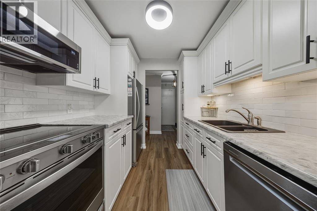 10 Derby Lane Unit# 401, Sarnia, ON - Indoor Photo Showing Kitchen With Double Sink With Upgraded Kitchen
