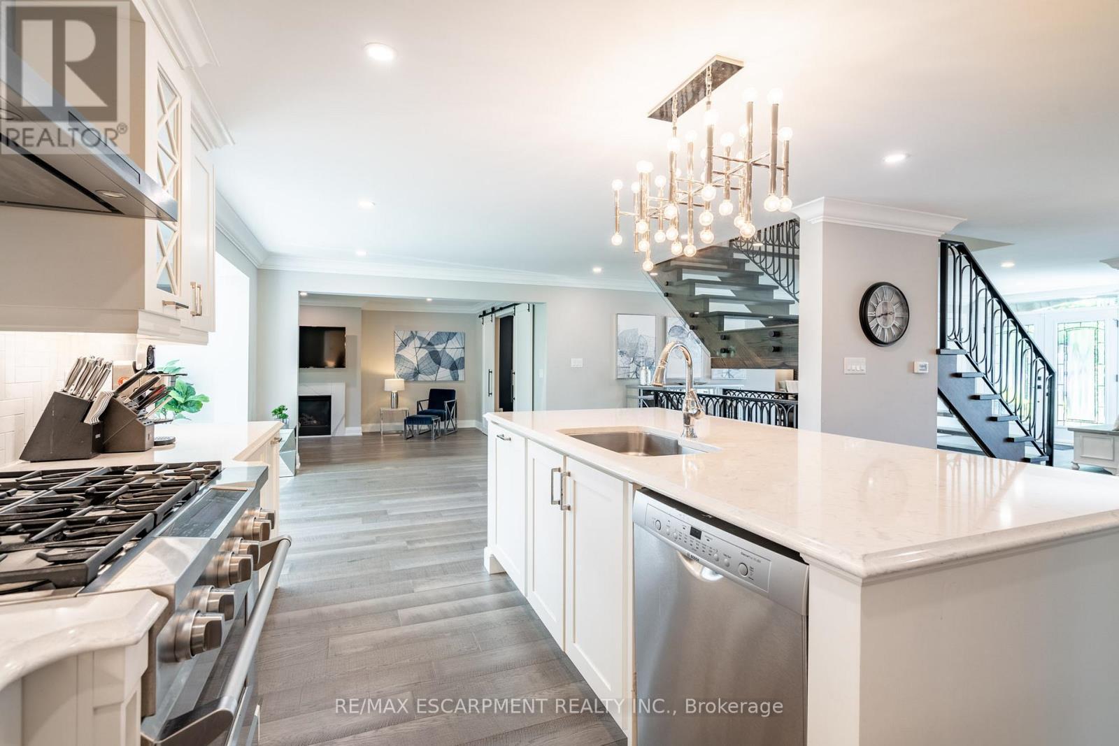 81 Flanders Drive, Hamilton, ON - Indoor Photo Showing Kitchen With Upgraded Kitchen