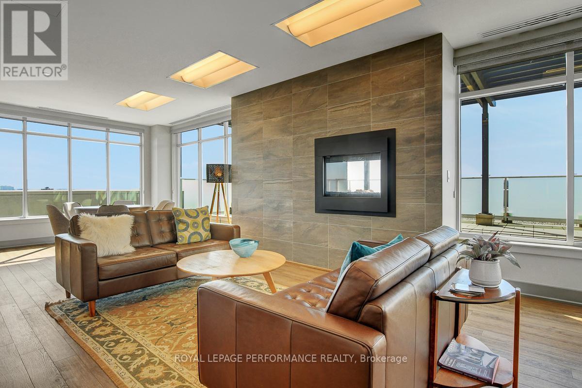 Library - 413 - 7 Marquette Avenue, Ottawa, ON - Indoor Photo Showing Living Room