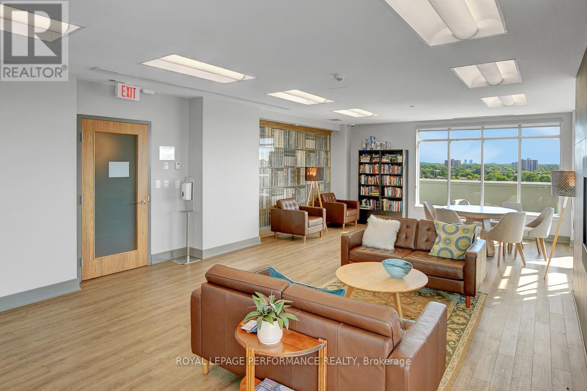 Library - 413 - 7 Marquette Avenue, Ottawa, ON - Indoor Photo Showing Living Room