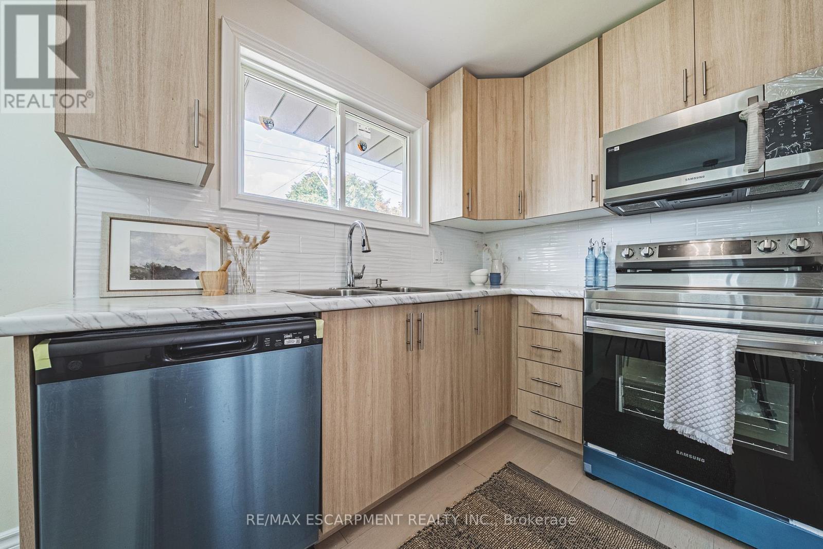 131 Welbourn Drive, Hamilton, ON - Indoor Photo Showing Kitchen With Double Sink