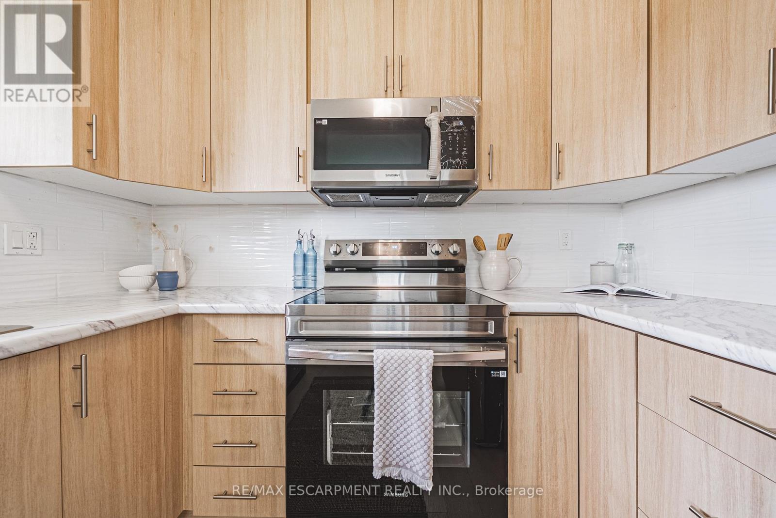 131 Welbourn Drive, Hamilton, ON - Indoor Photo Showing Kitchen