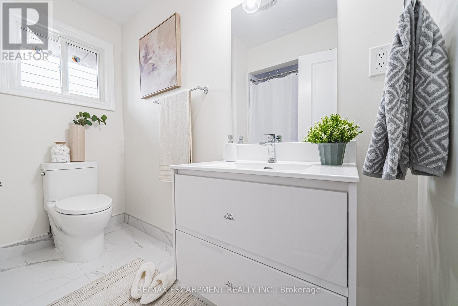 131 Welbourn Drive, Hamilton, ON - Indoor Photo Showing Bathroom