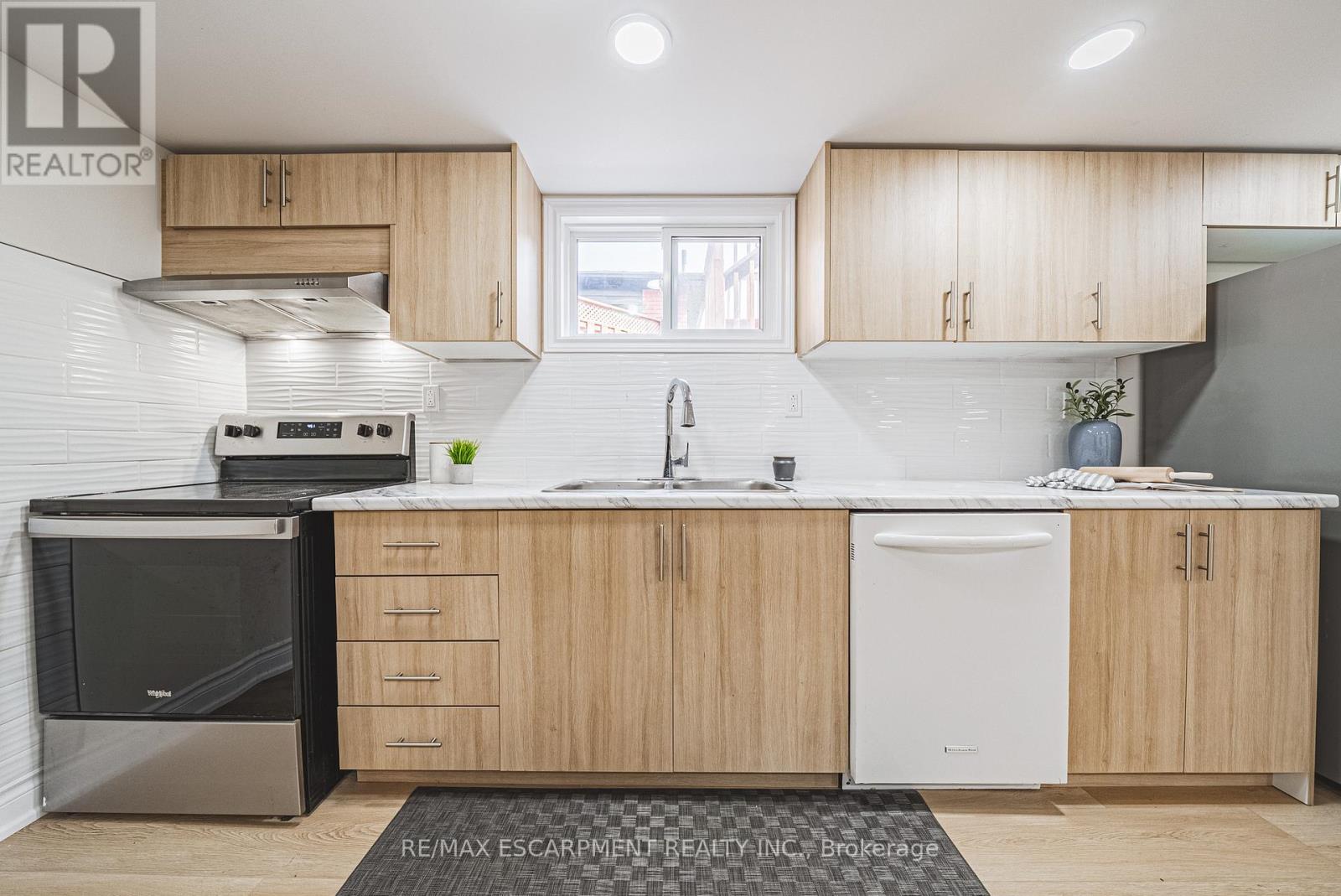131 Welbourn Drive, Hamilton, ON - Indoor Photo Showing Kitchen With Double Sink