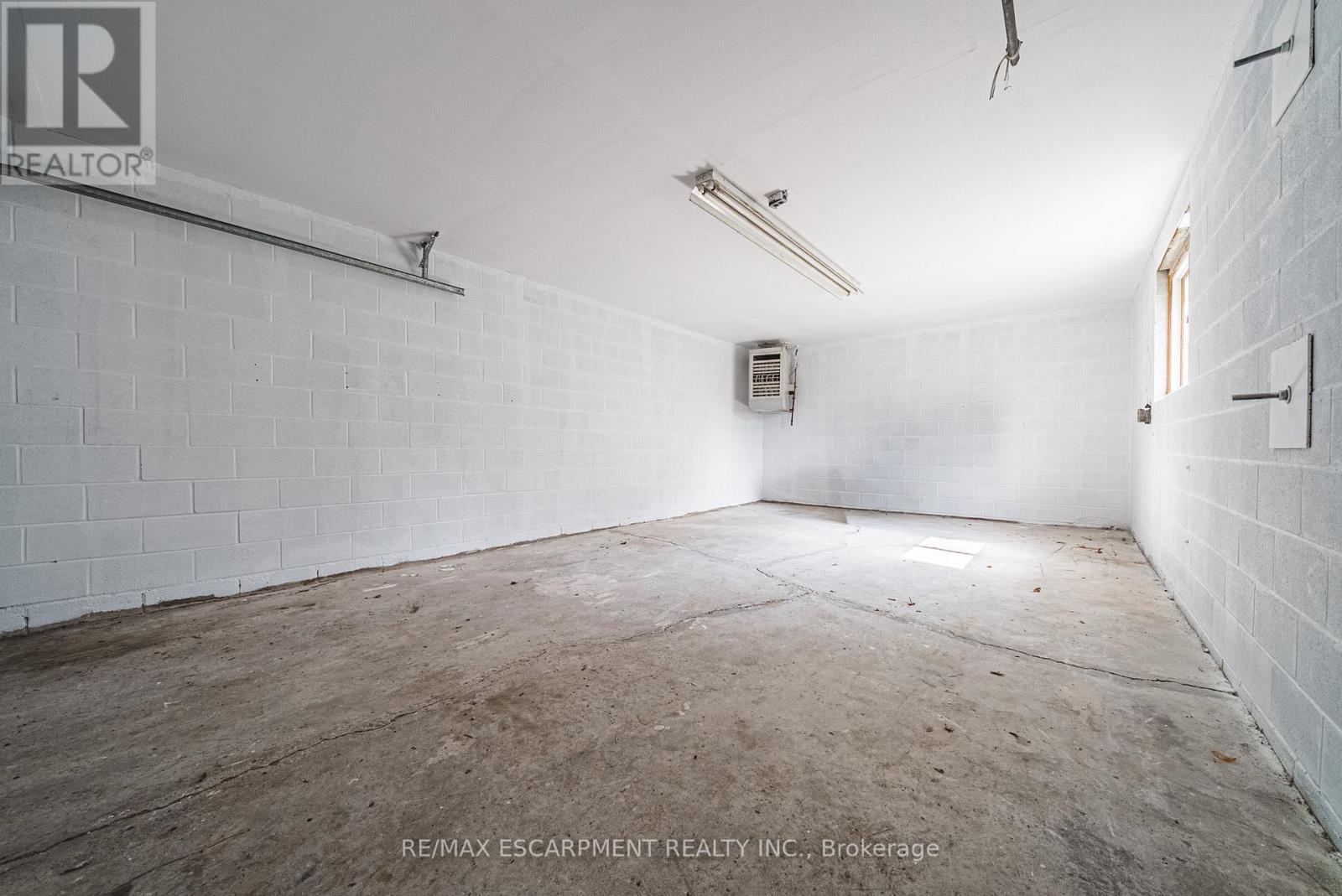 131 Welbourn Drive, Hamilton, ON - Indoor Photo Showing Garage