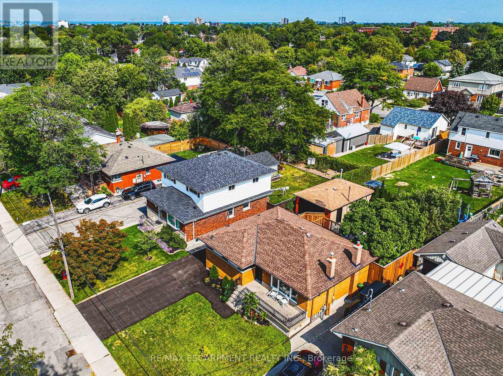 131 Welbourn Drive, Hamilton, ON - Outdoor