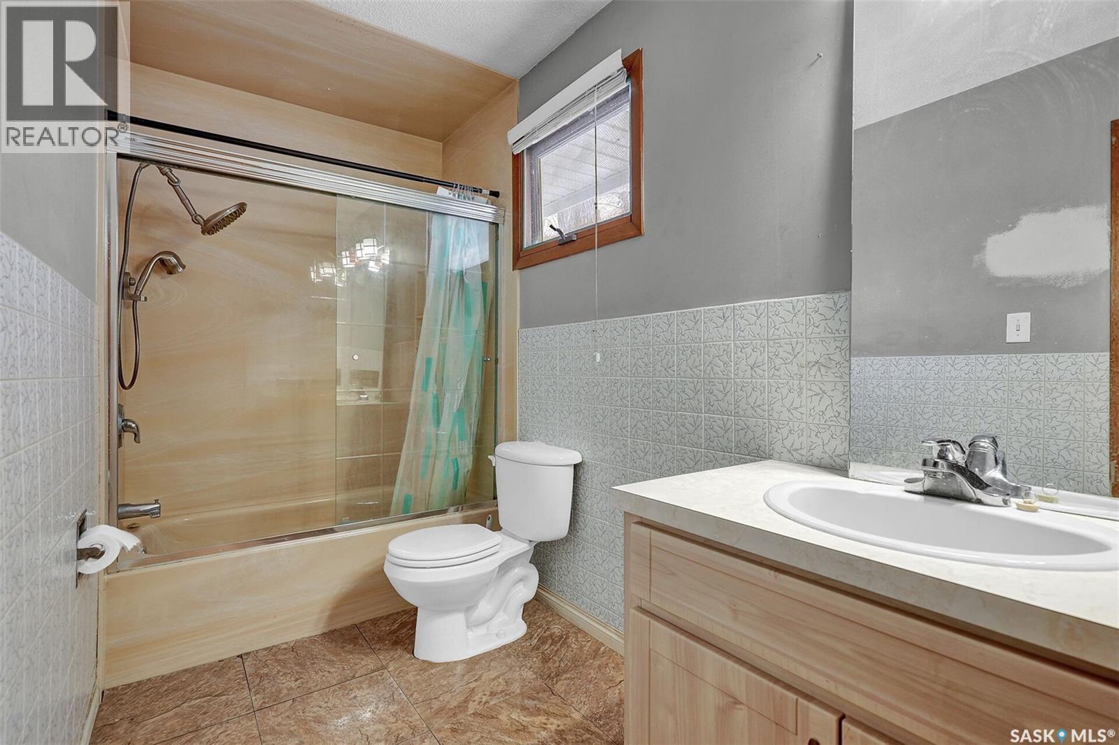 219 Mccarthy Boulevard N, Regina, SK - Indoor Photo Showing Bathroom