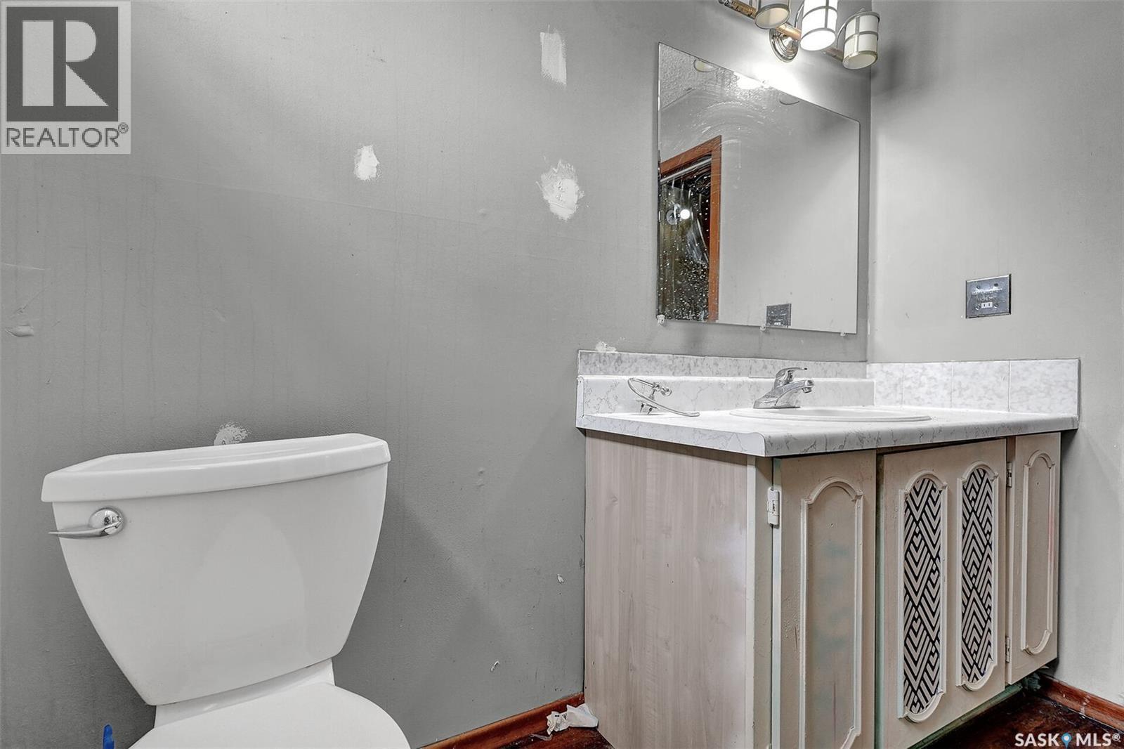 219 Mccarthy Boulevard N, Regina, SK - Indoor Photo Showing Bathroom