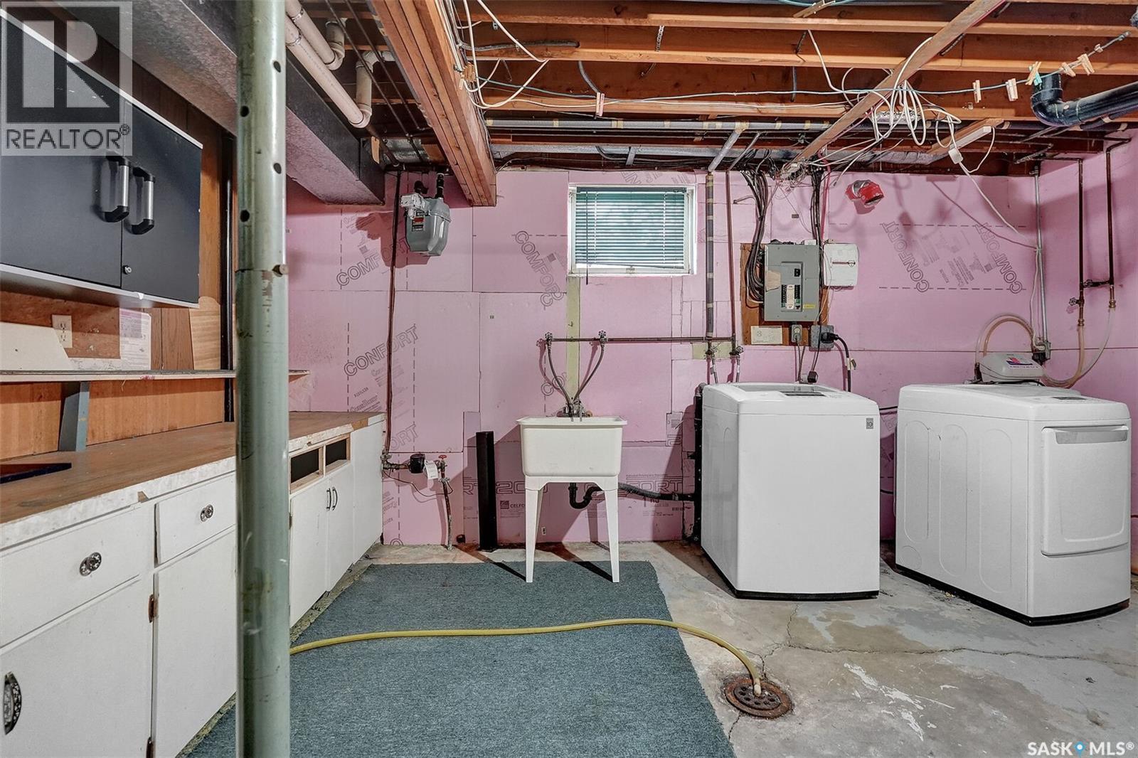 219 Mccarthy Boulevard N, Regina, SK - Indoor Photo Showing Laundry Room