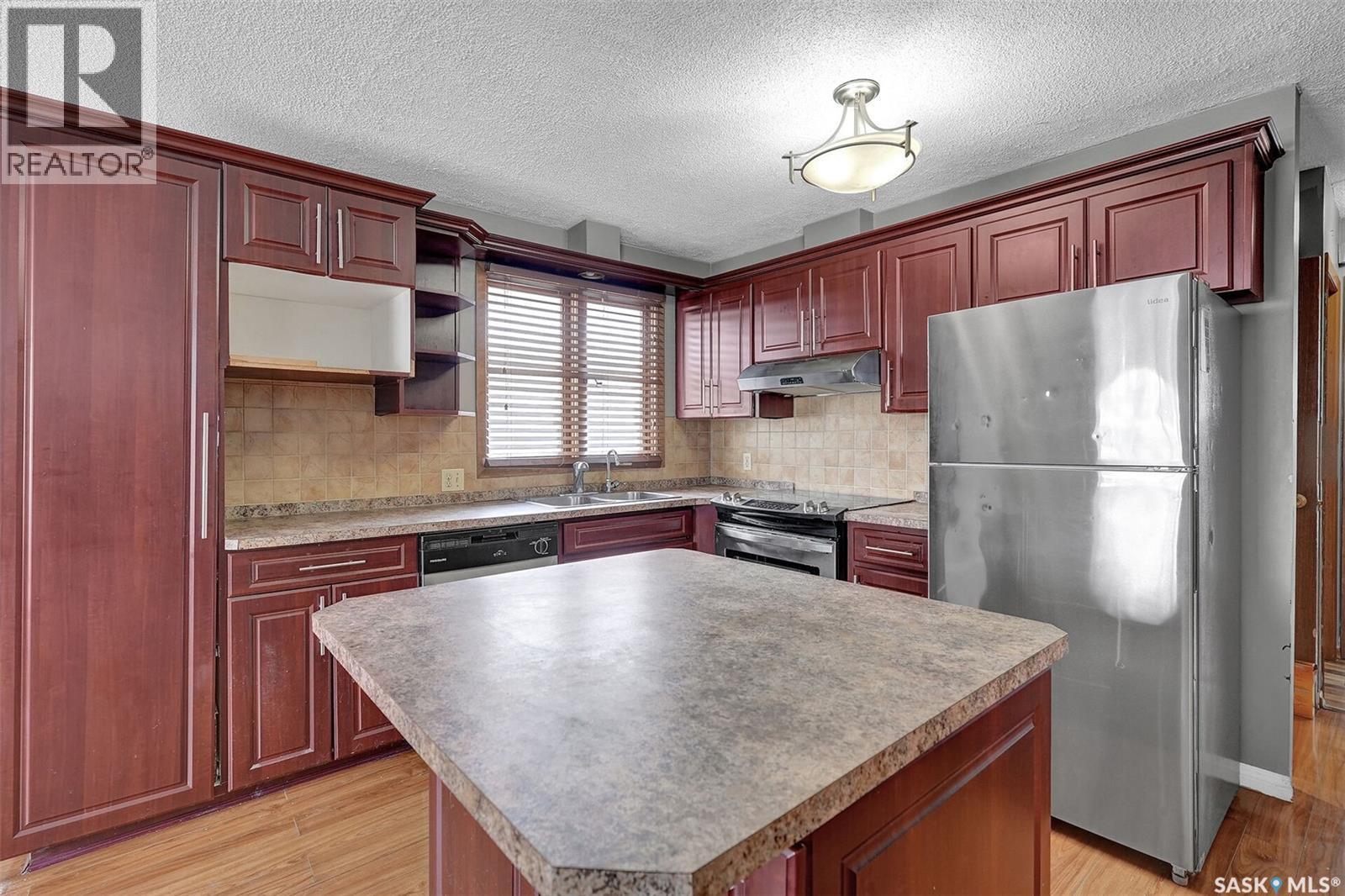 219 Mccarthy Boulevard N, Regina, SK - Indoor Photo Showing Kitchen With Double Sink