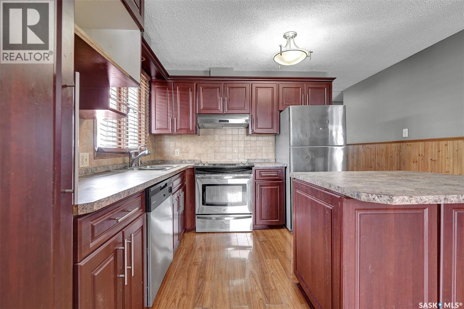 219 Mccarthy Boulevard N, Regina, SK - Indoor Photo Showing Kitchen With Double Sink
