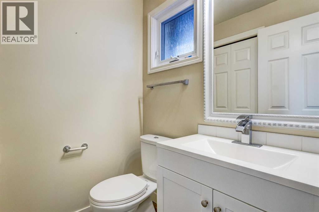 83 Hawkfield Crescent Nw, Calgary, AB - Indoor Photo Showing Bathroom