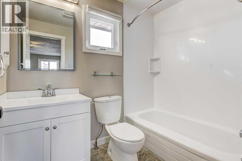 83 Hawkfield Crescent Nw, Calgary, AB - Indoor Photo Showing Bathroom