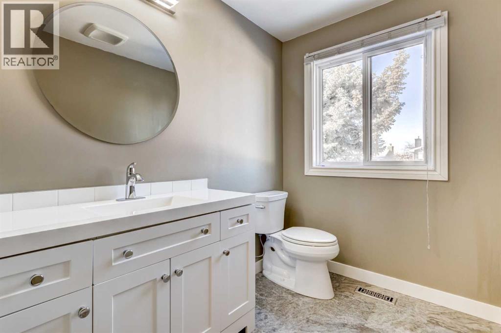 83 Hawkfield Crescent Nw, Calgary, AB - Indoor Photo Showing Bathroom