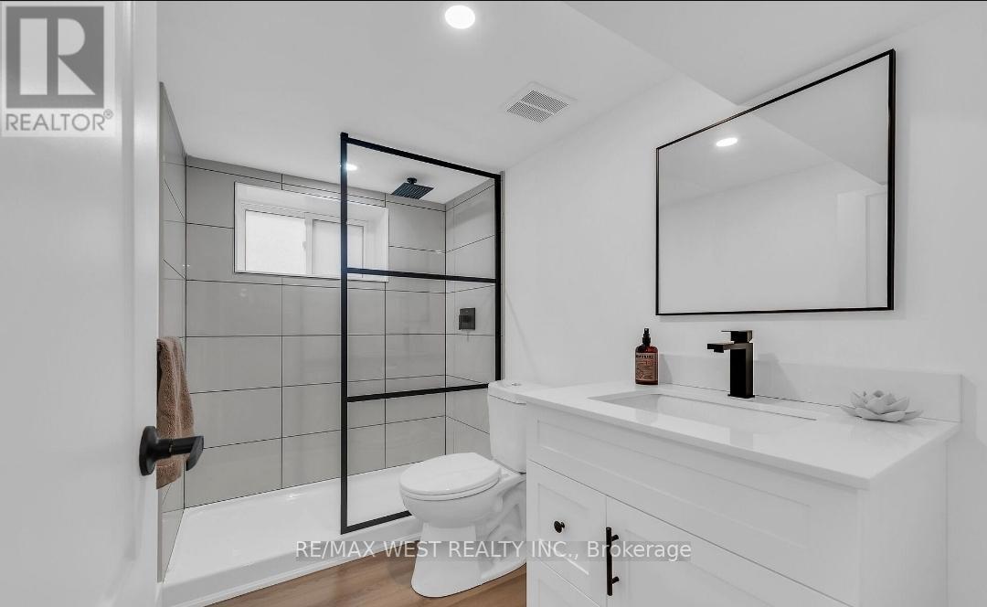 413 Paling Avenue, Hamilton, ON - Indoor Photo Showing Bathroom