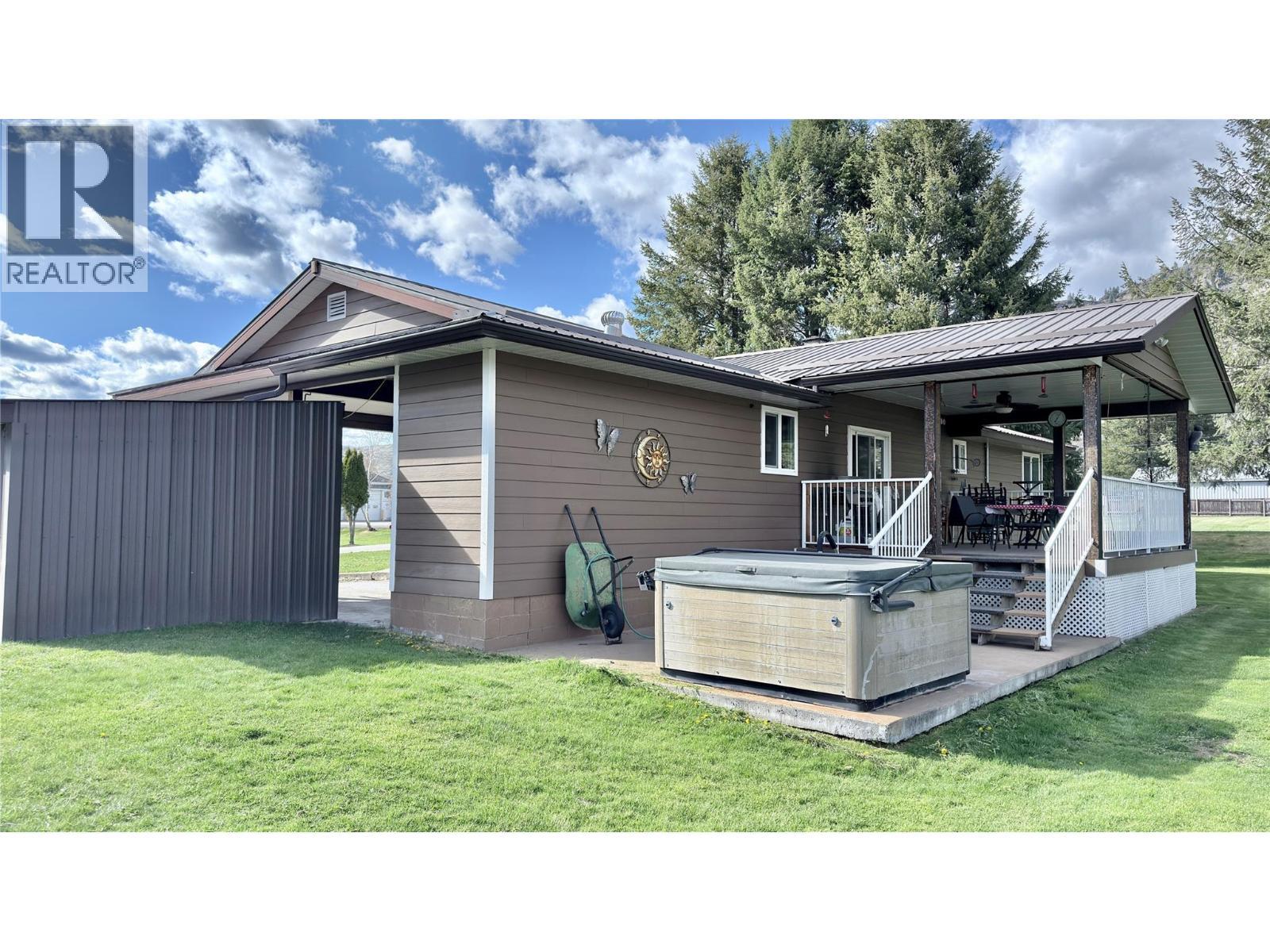 570 Eholt Street, Midway, BC - Outdoor With Deck Patio Veranda