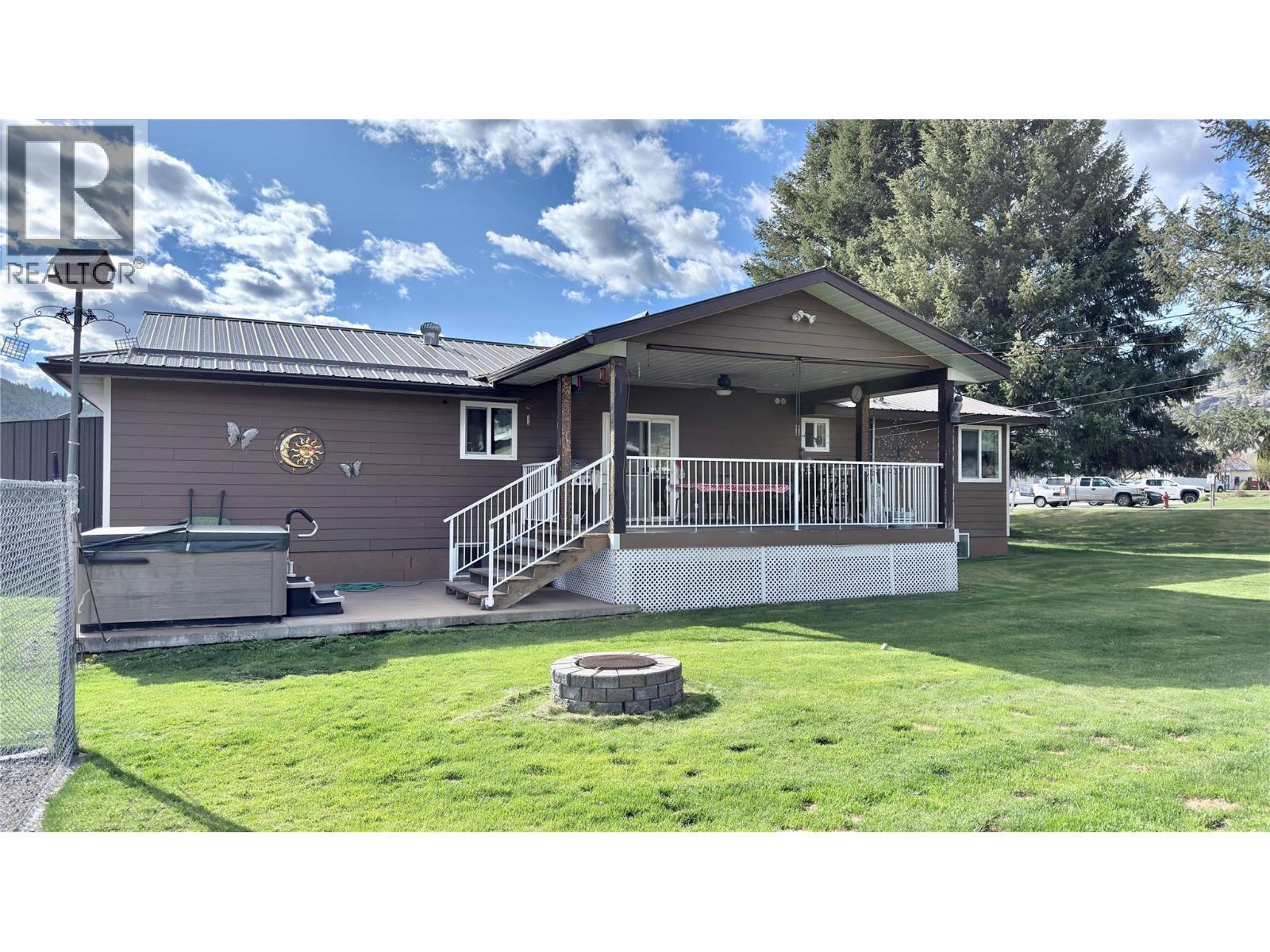570 Eholt Street, Midway, BC - Outdoor With Deck Patio Veranda