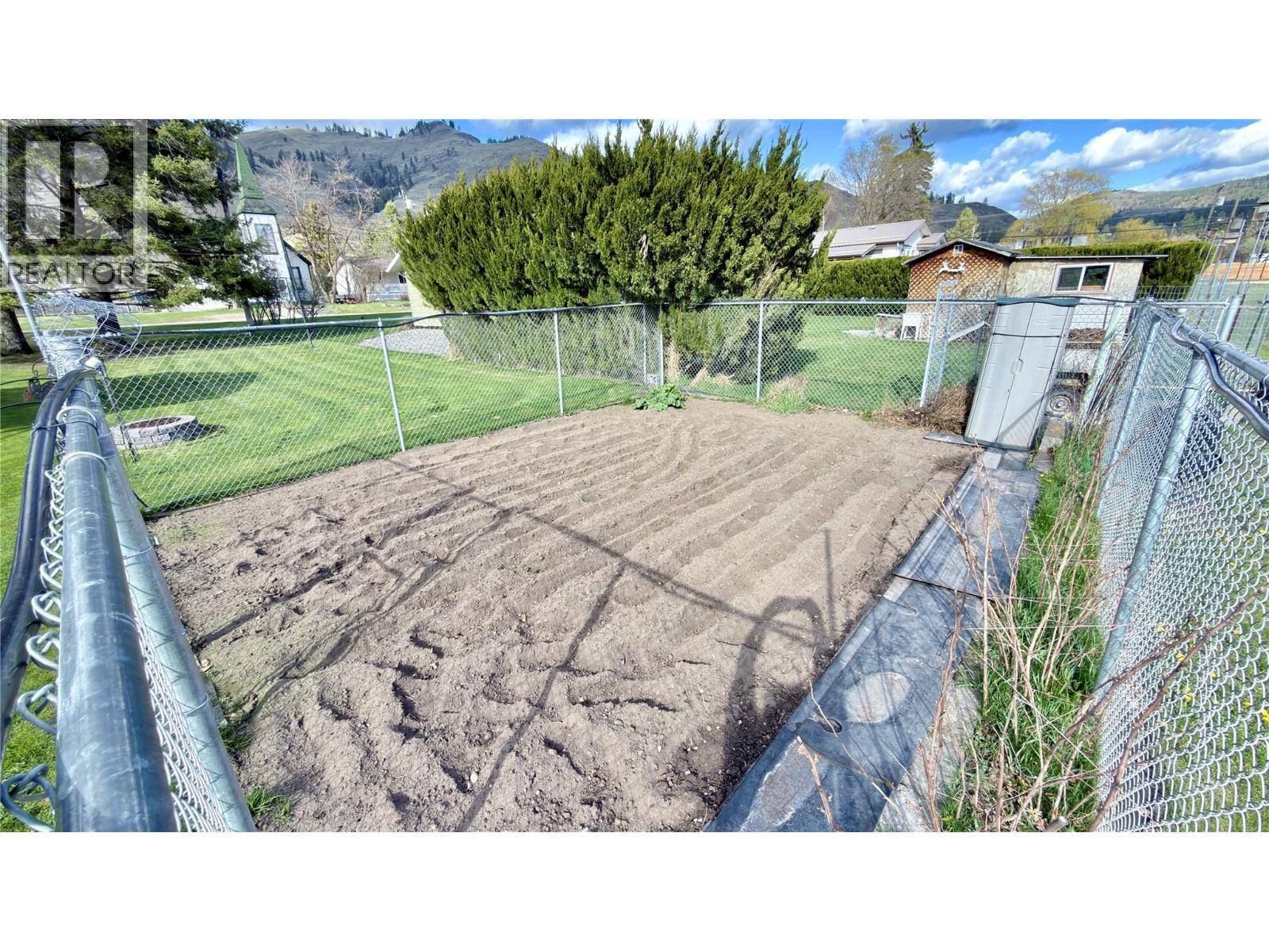 570 Eholt Street, Midway, BC - Outdoor