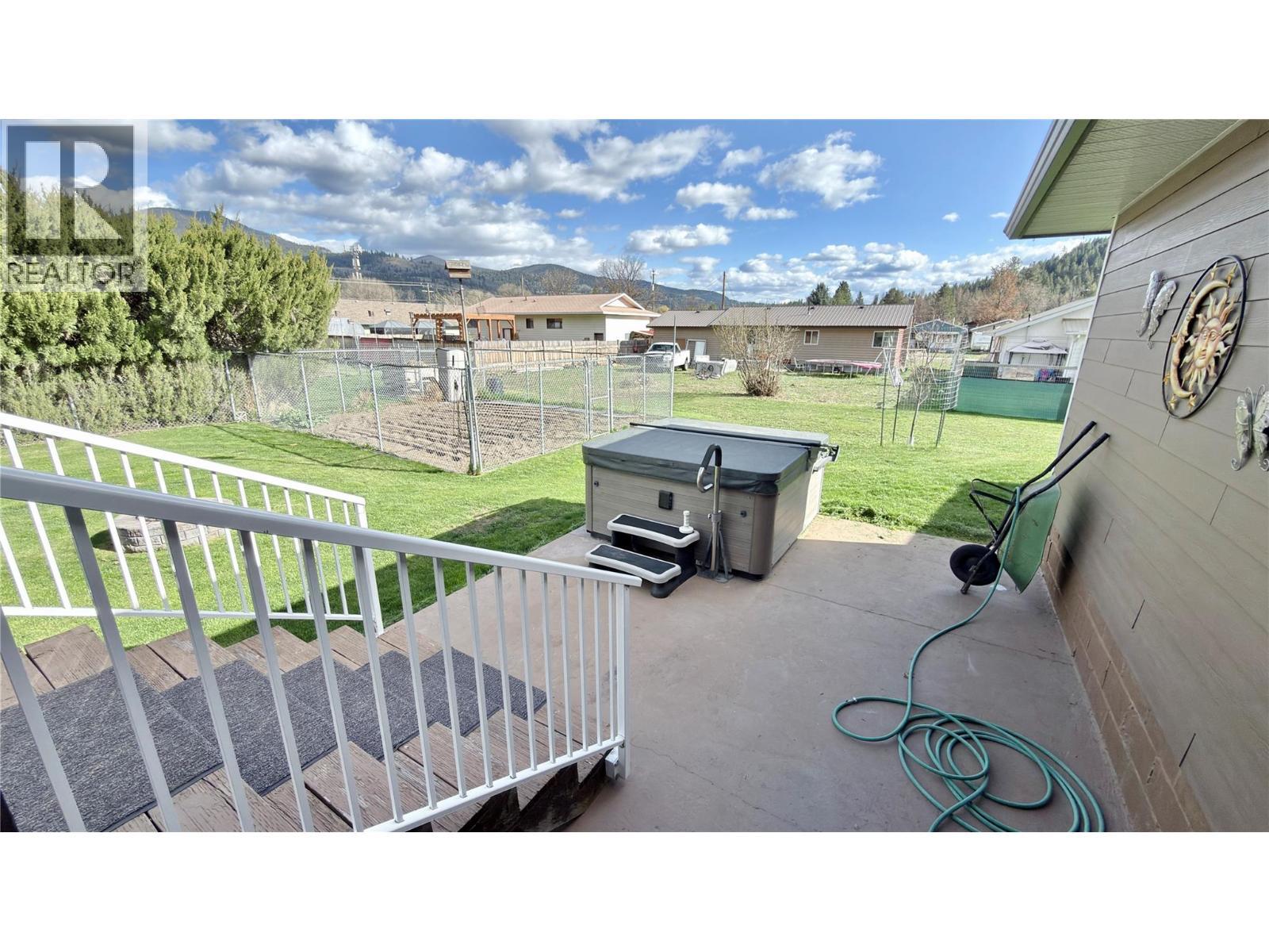 570 Eholt Street, Midway, BC - Outdoor