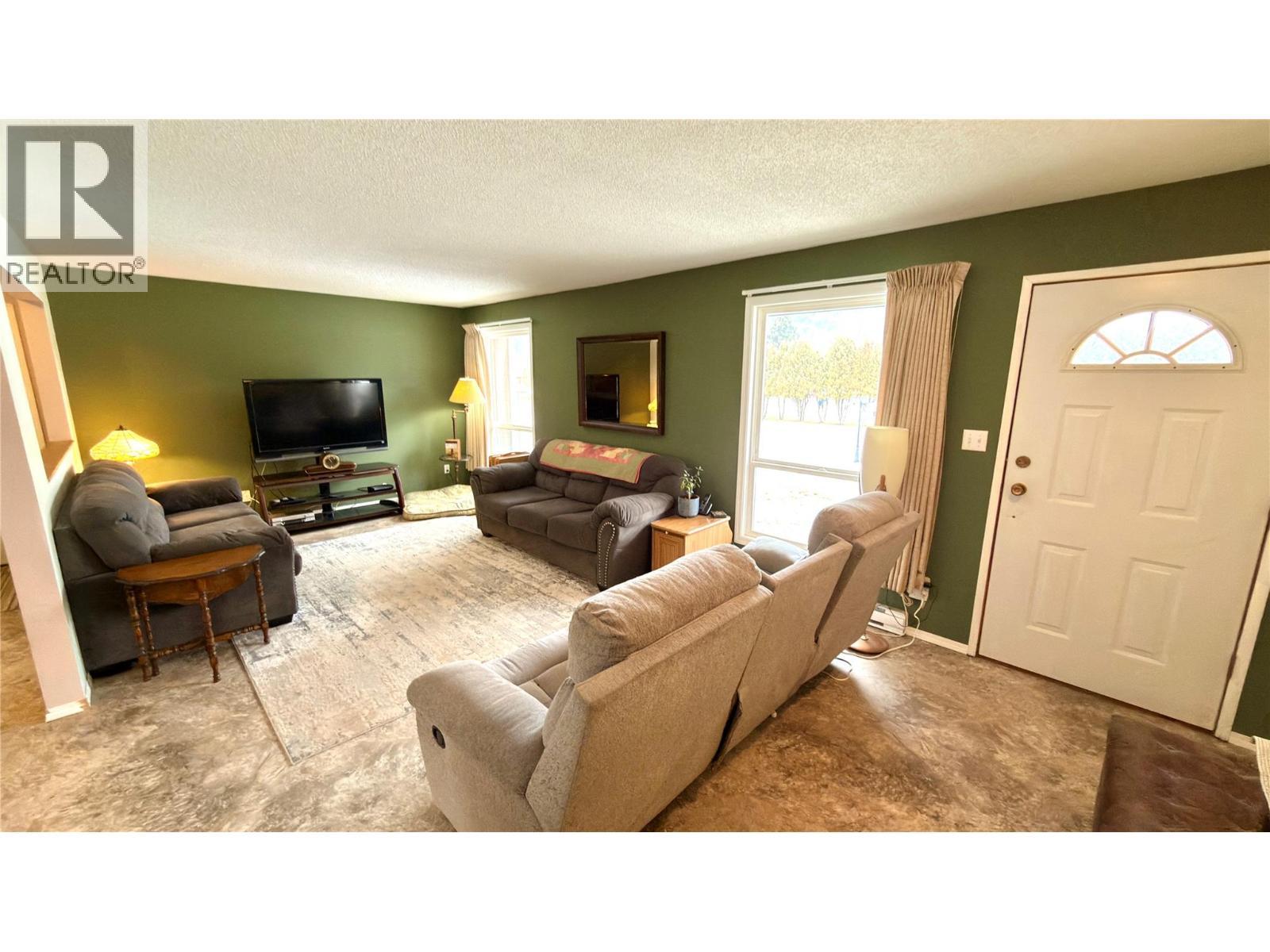 570 Eholt Street, Midway, BC - Indoor Photo Showing Living Room
