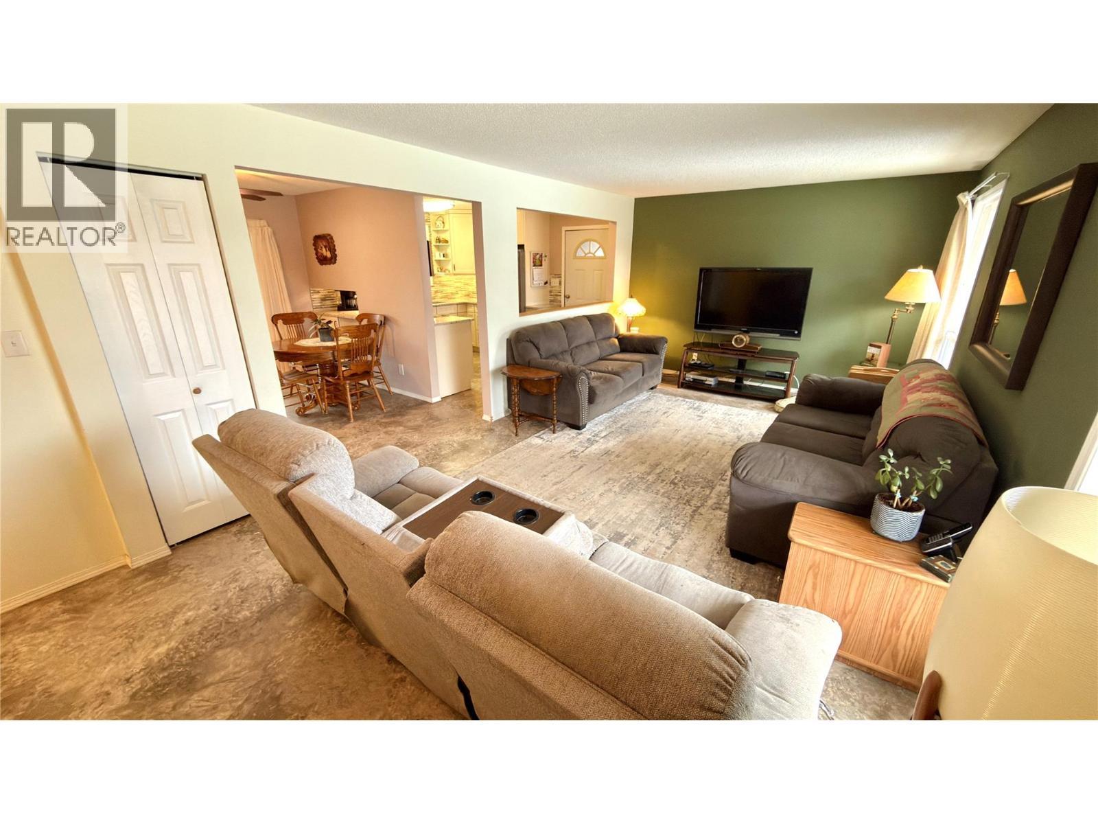 570 Eholt Street, Midway, BC - Indoor Photo Showing Living Room