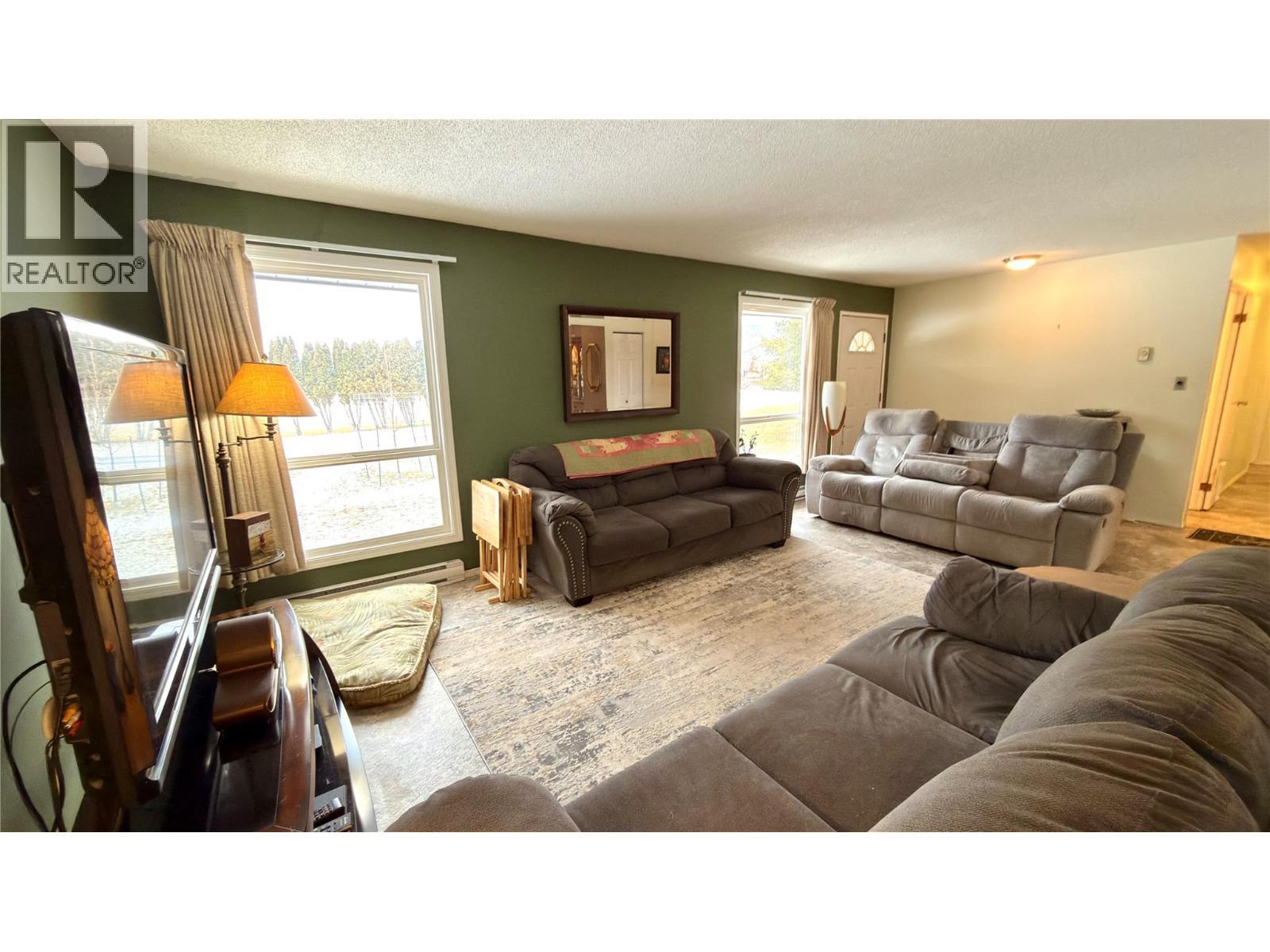 570 Eholt Street, Midway, BC - Indoor Photo Showing Living Room