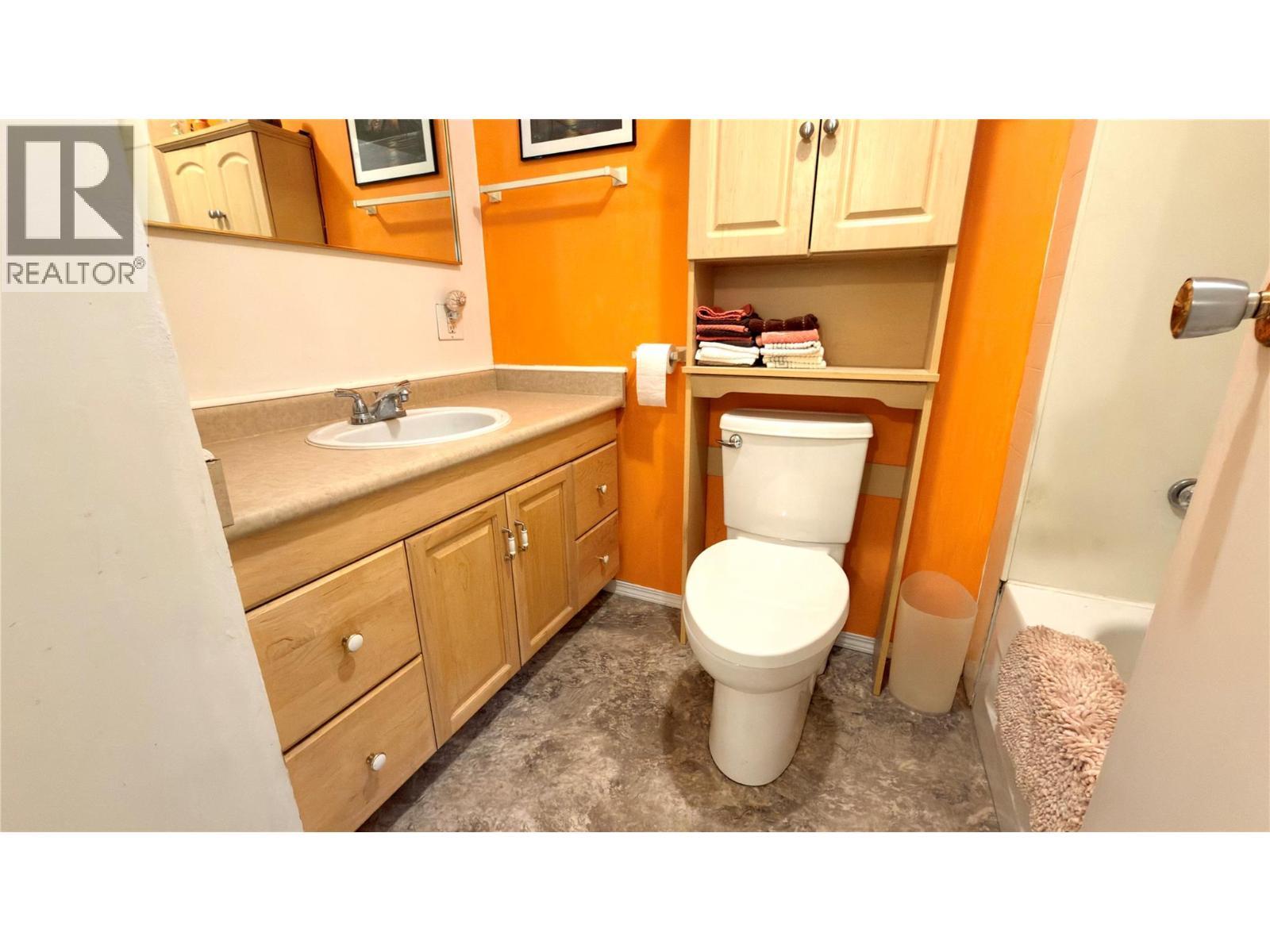 570 Eholt Street, Midway, BC - Indoor Photo Showing Bathroom