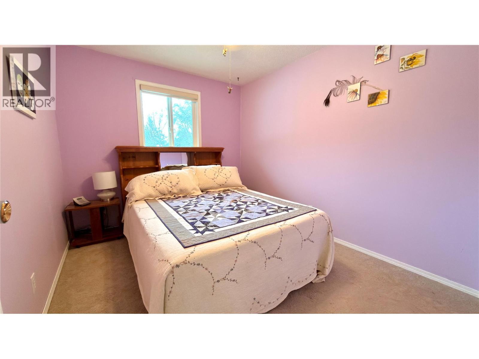 570 Eholt Street, Midway, BC - Indoor Photo Showing Bedroom
