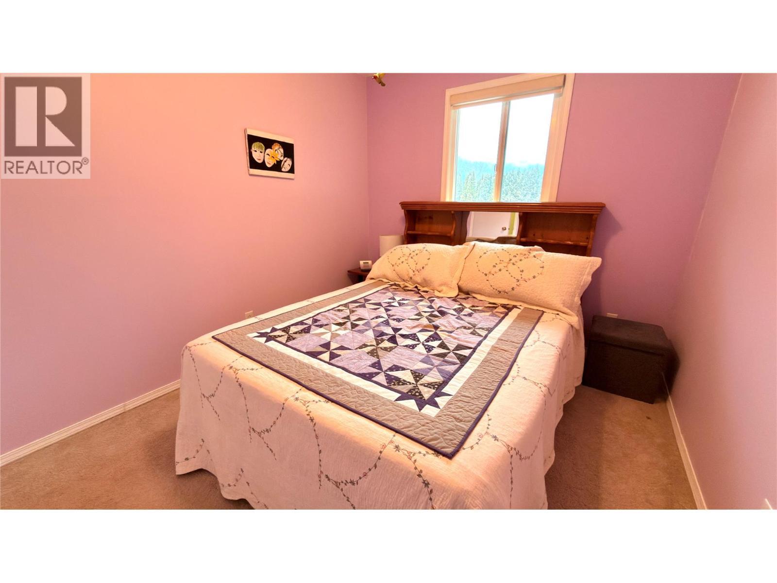 570 Eholt Street, Midway, BC - Indoor Photo Showing Bedroom
