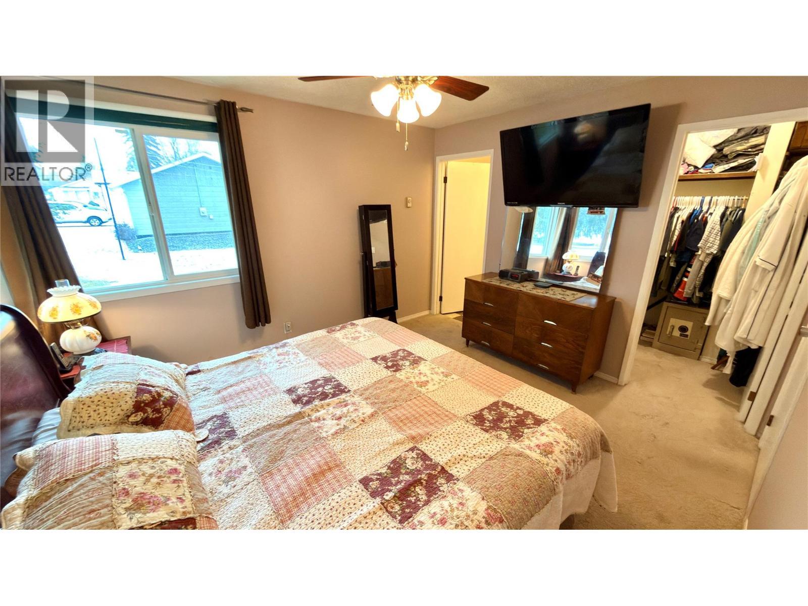 570 Eholt Street, Midway, BC - Indoor Photo Showing Bedroom