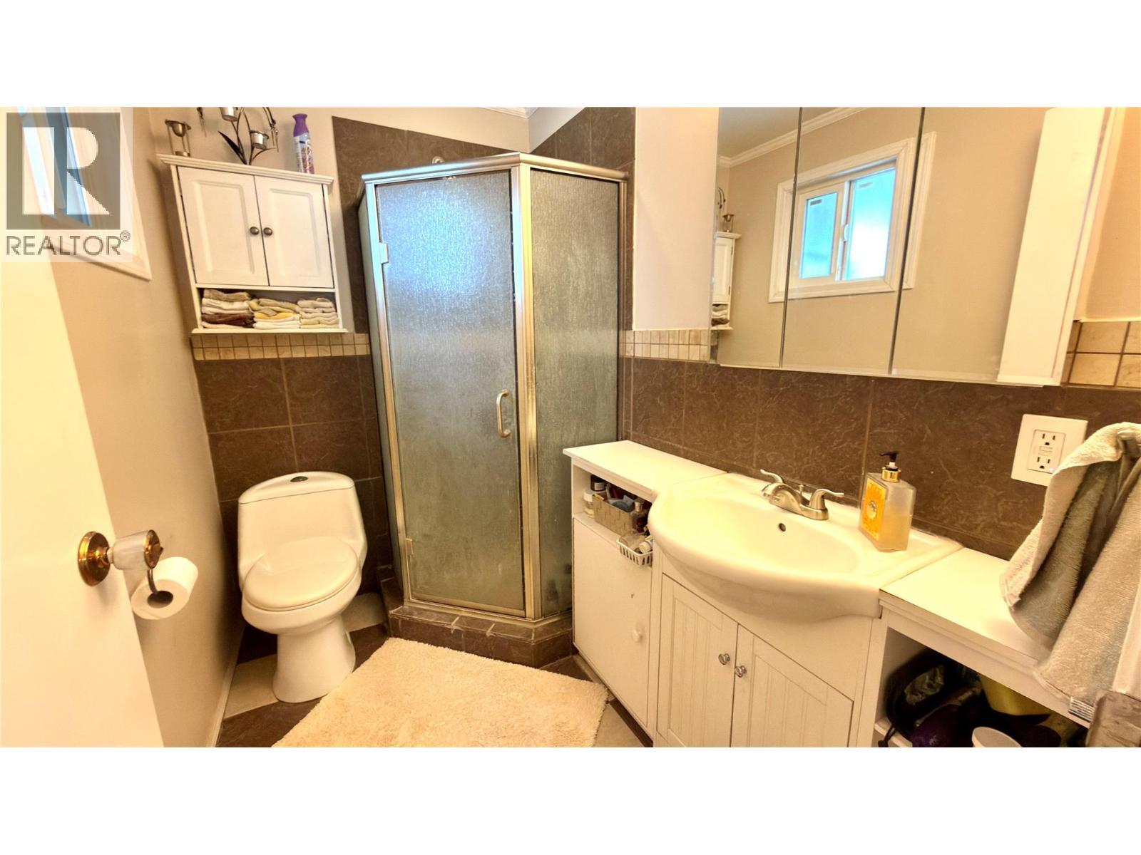570 Eholt Street, Midway, BC - Indoor Photo Showing Bathroom