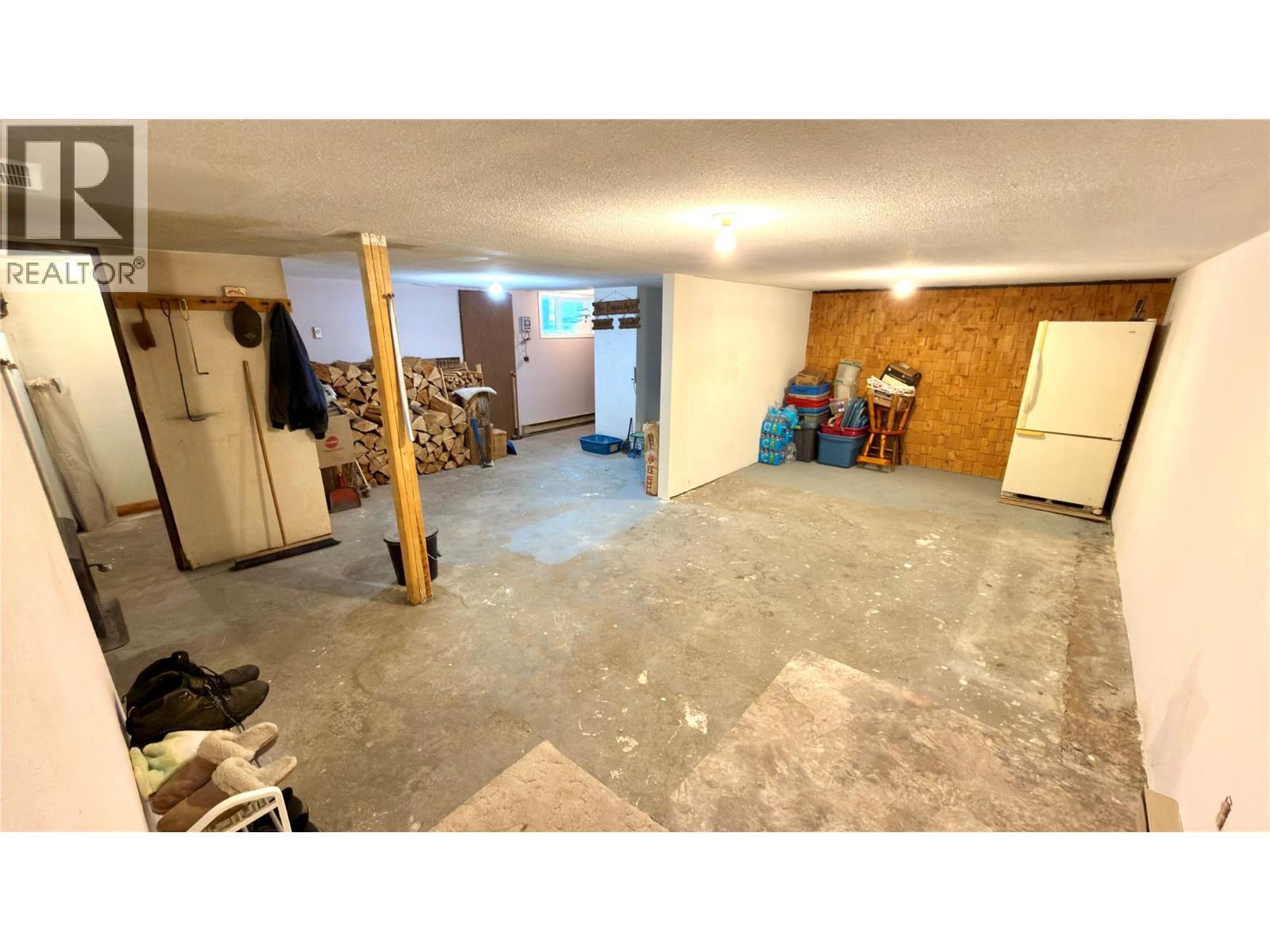 570 Eholt Street, Midway, BC - Indoor