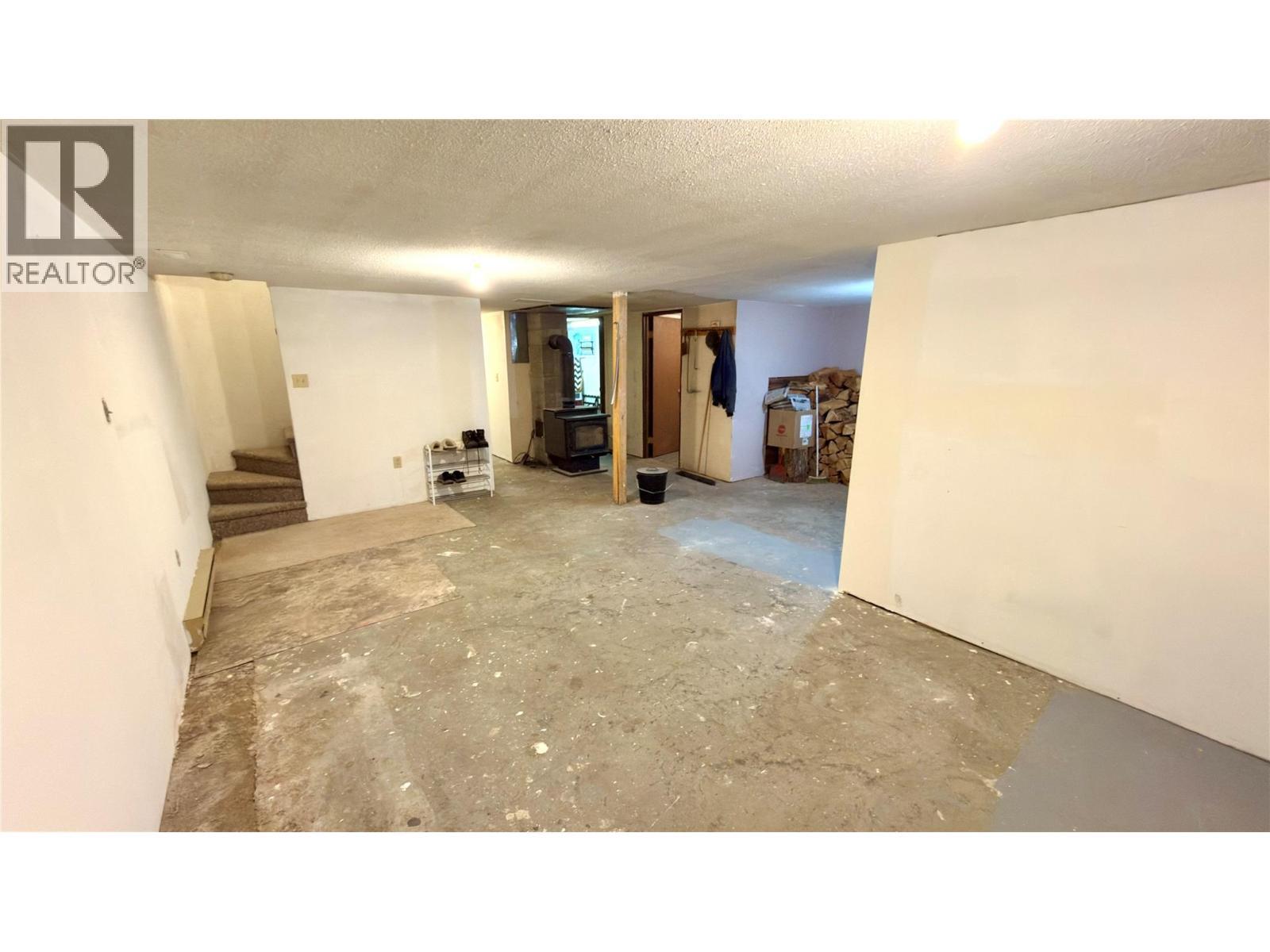 570 Eholt Street, Midway, BC - Indoor Photo Showing Other Room