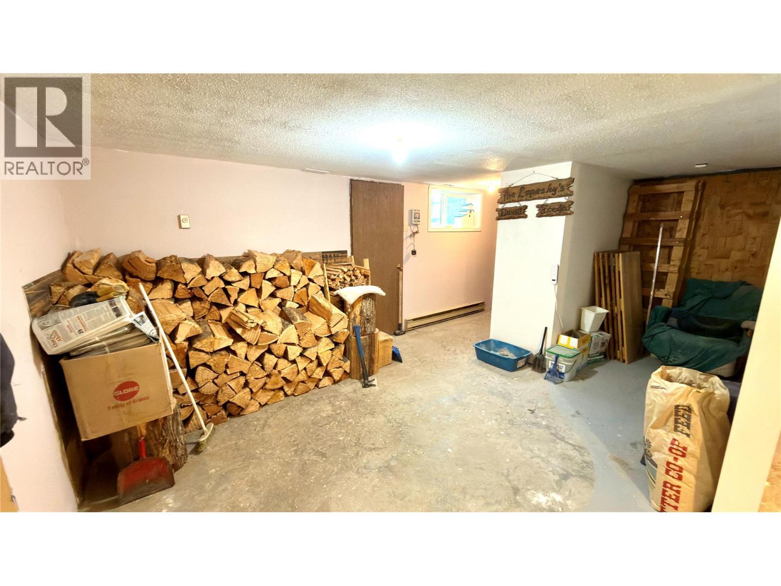 570 Eholt Street, Midway, BC - Indoor