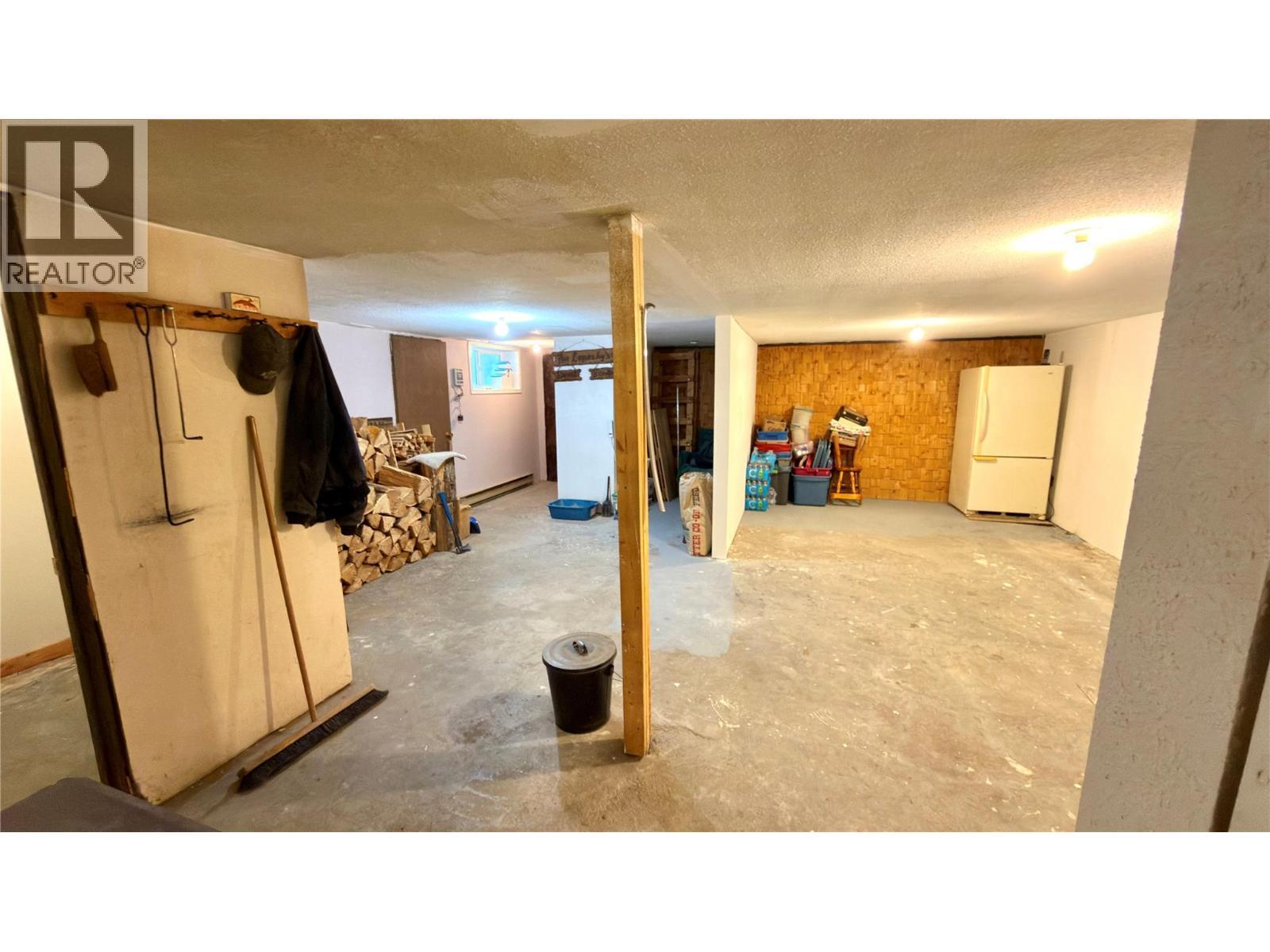 570 Eholt Street, Midway, BC - Indoor