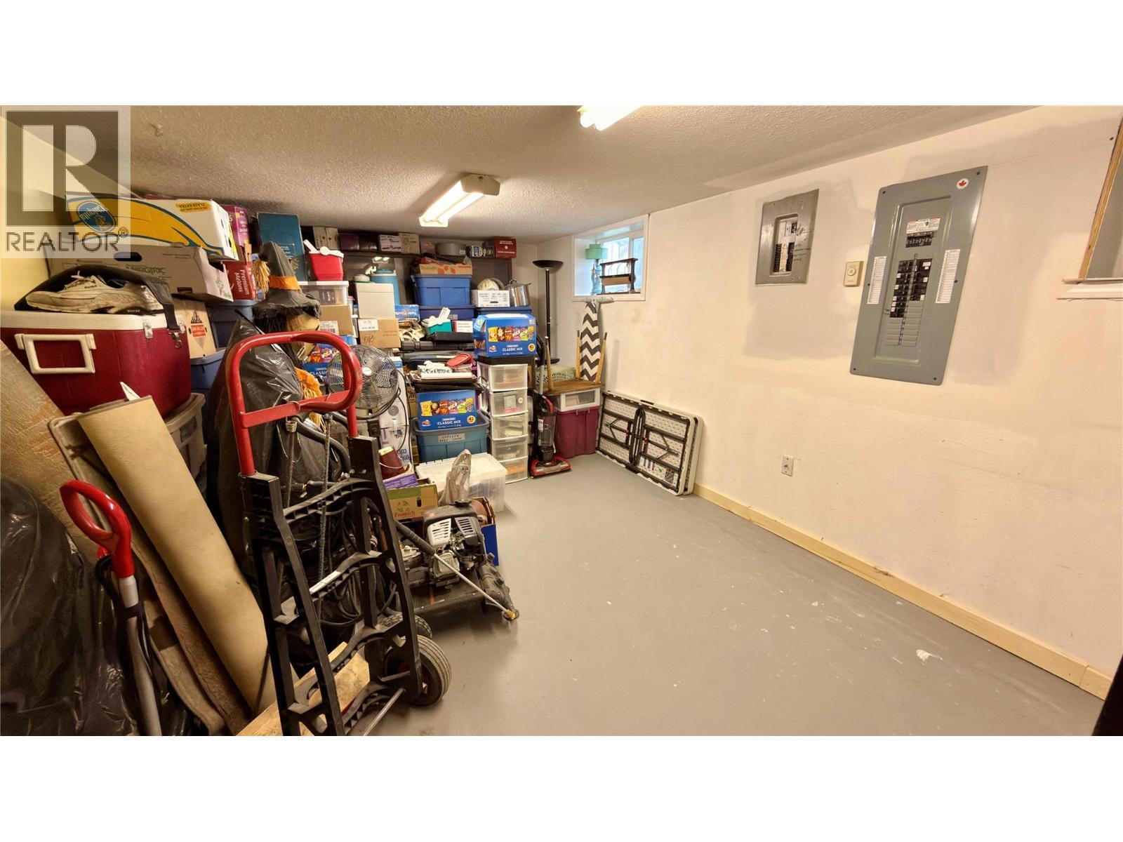 570 Eholt Street, Midway, BC - Indoor